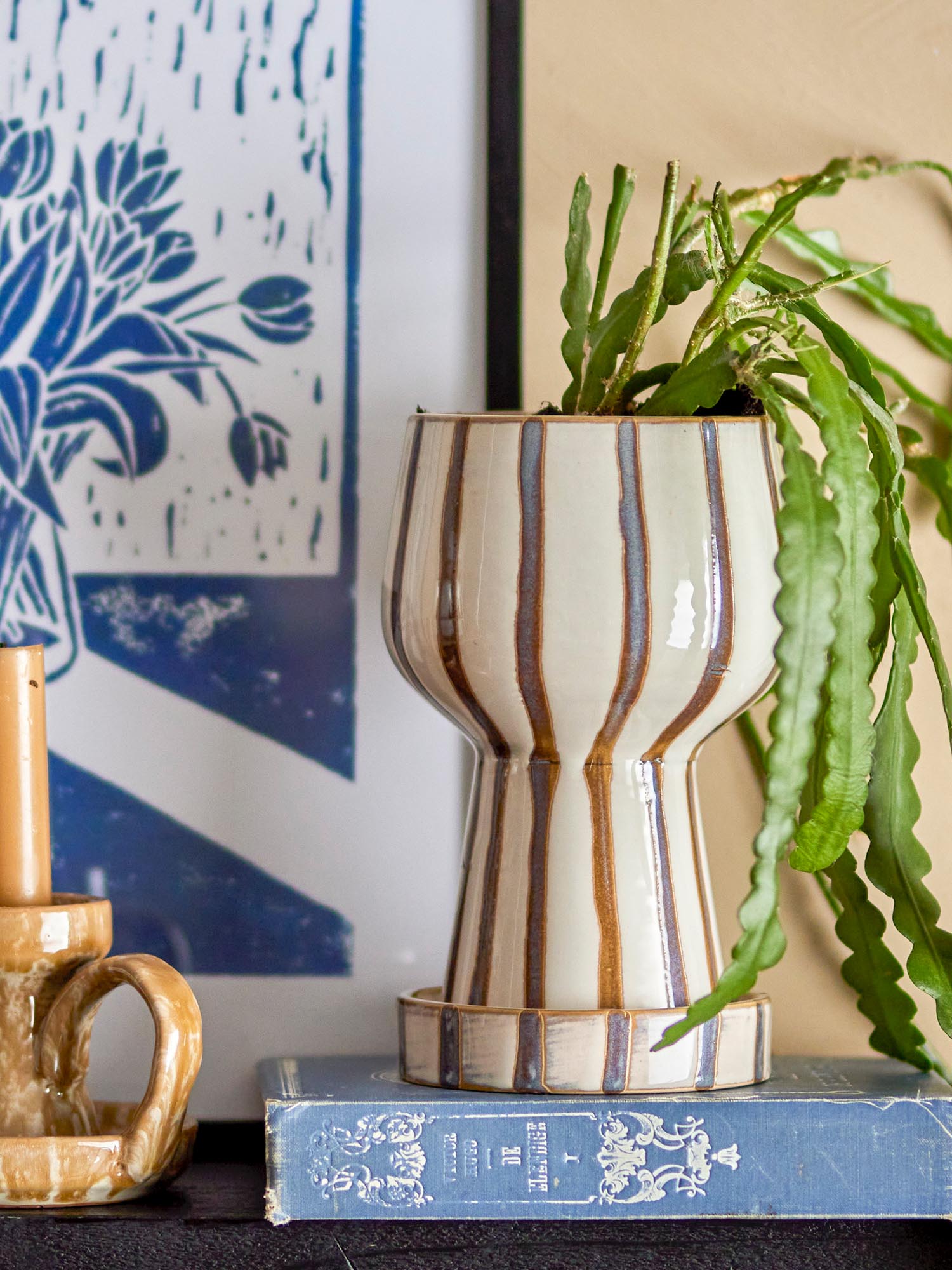 Der Agna Blumentopf aus braunem Steingut von Bloomingville besticht durch sein elegantes Design und hochwertige Verarbeitung.
