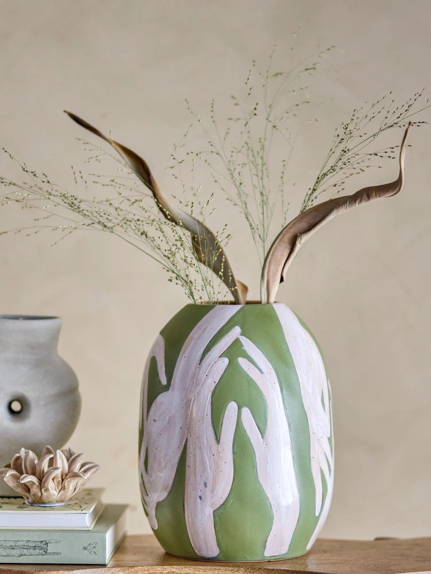 Die Adalena Vase in lebendigem Grün vereint handwerkliche Eleganz und künstlerisches Design, ideal für stilvolle Akzente.