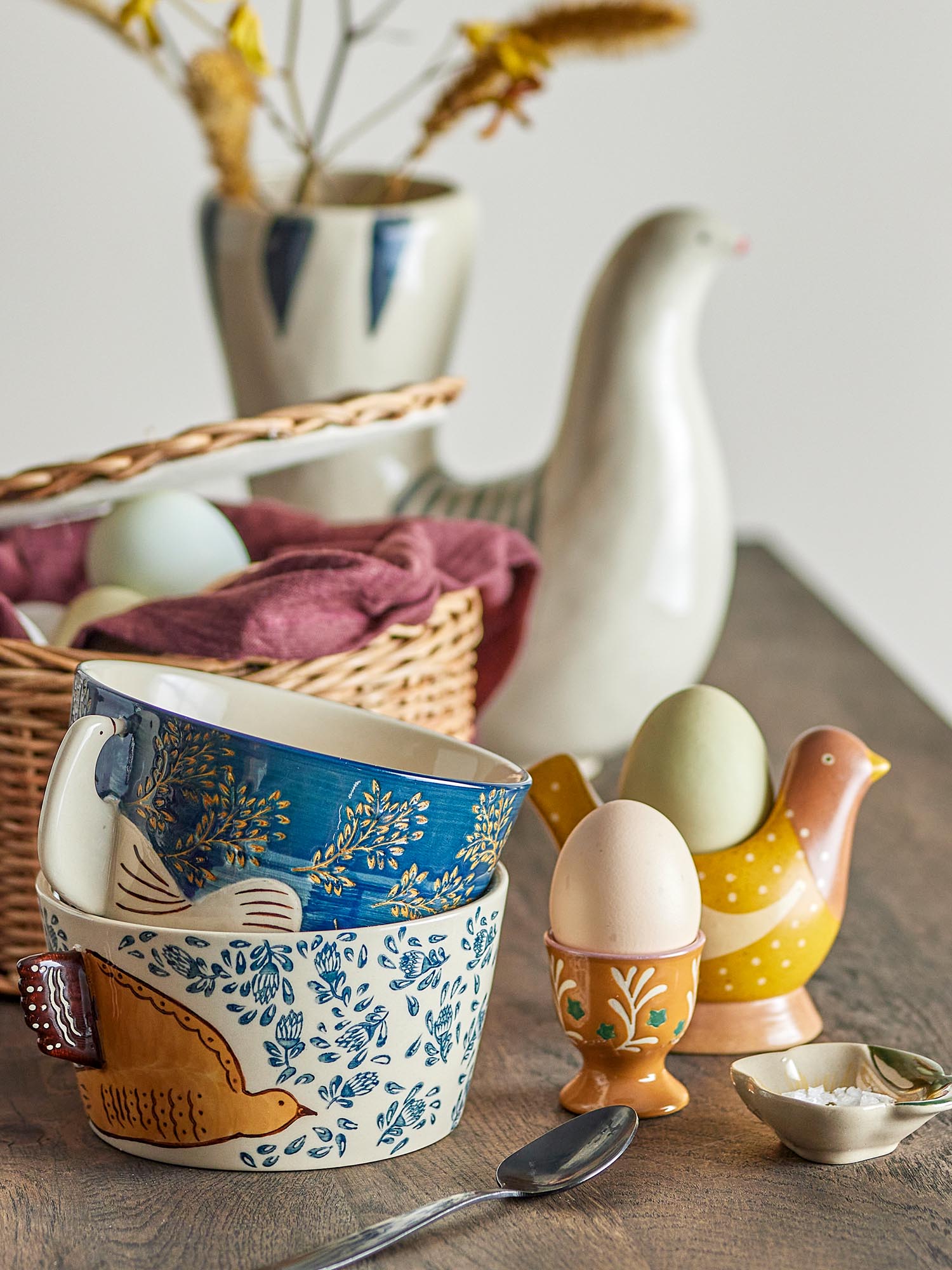 Stilvoller Eierbecher Vincent aus braunem Steingut von Bloomingville, perfekt für ein elegantes Frühstückserlebnis.