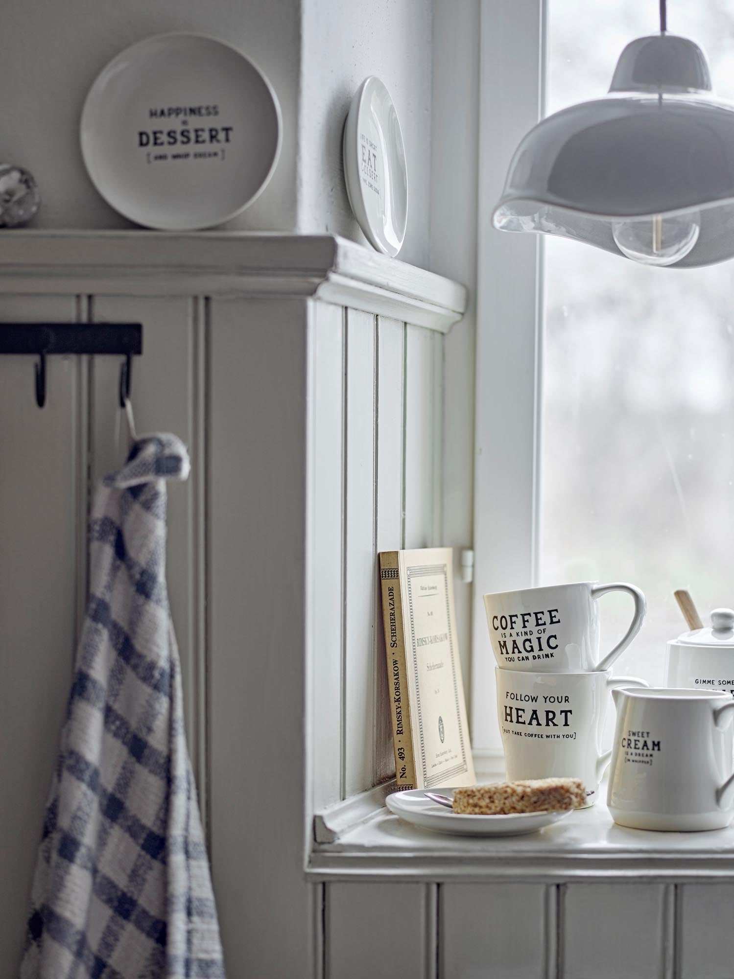 Der Garner Lampenschirm aus grauem Steingut von Creative Collection verleiht jedem Raum eine moderne und elegante Atmosphäre.