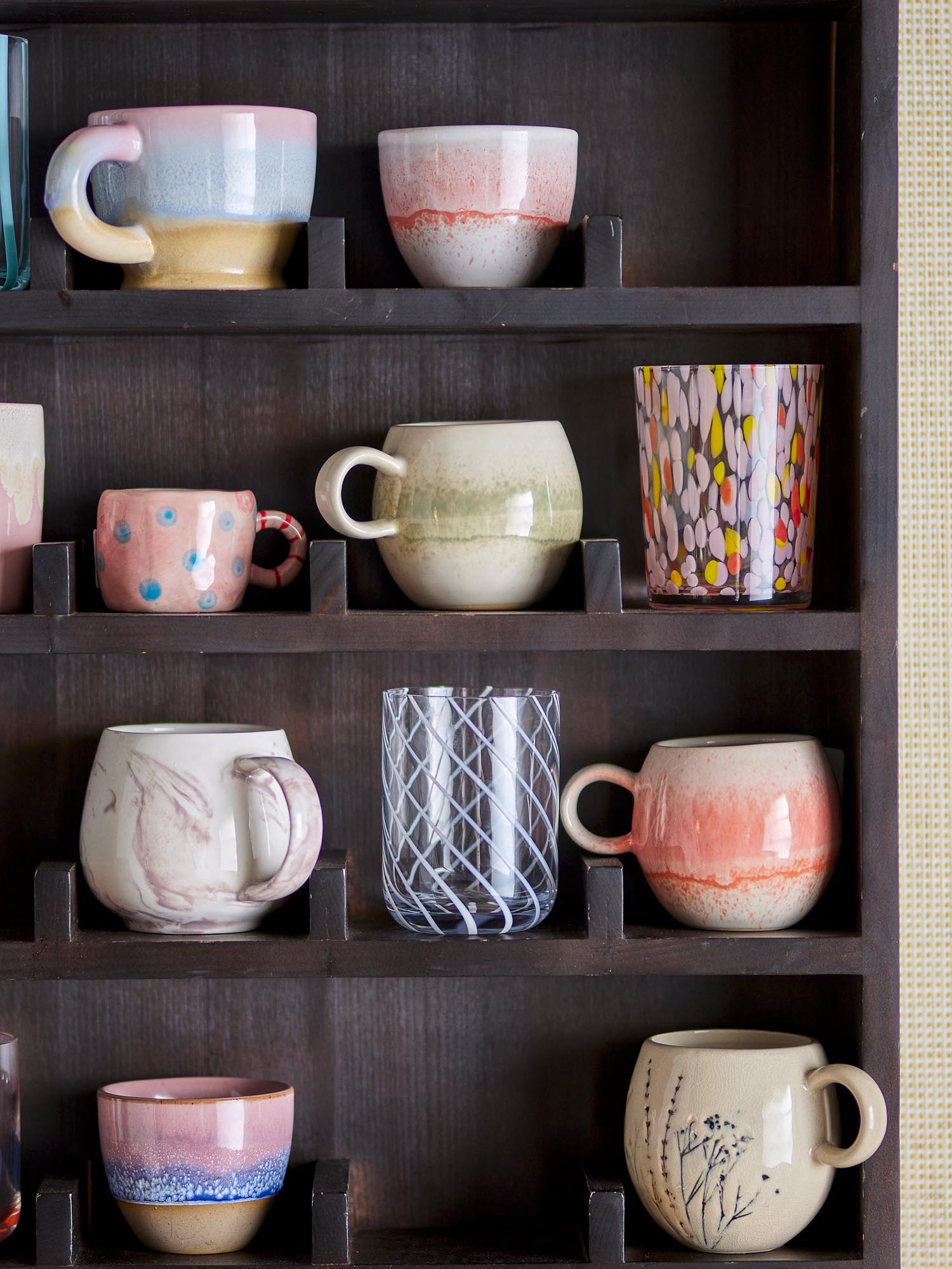 Elegantes Lilya Trinkglas in zartem Rosé von Bloomingville, aus hochwertigem Glas gefertigt, ideal für stilvolle Tischdekoration.