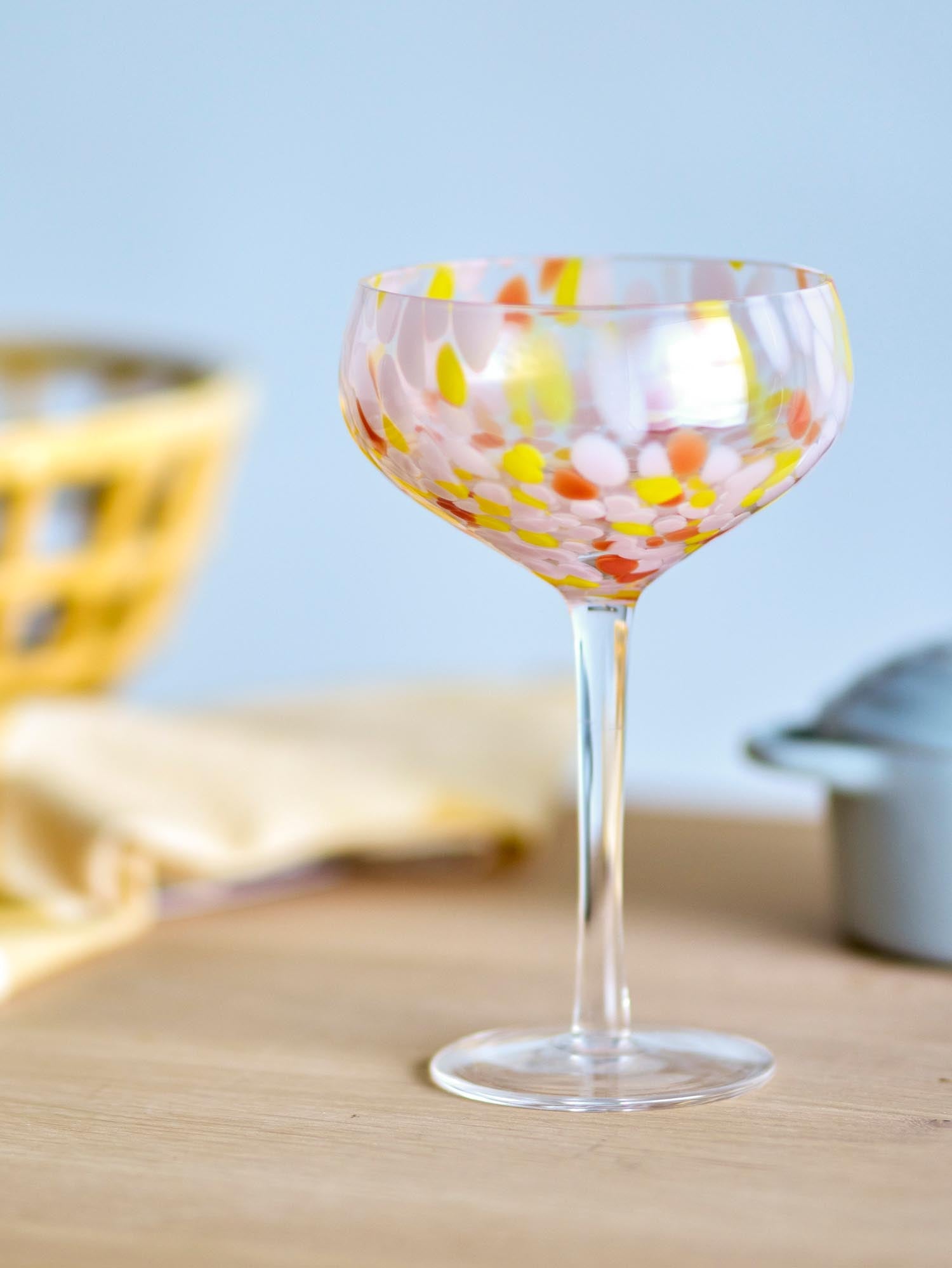 Elegantes Lilya Cocktailglas in zartem Rosé von Bloomingville, ideal für stilvolle Getränkepräsentationen und besondere Anlässe.
