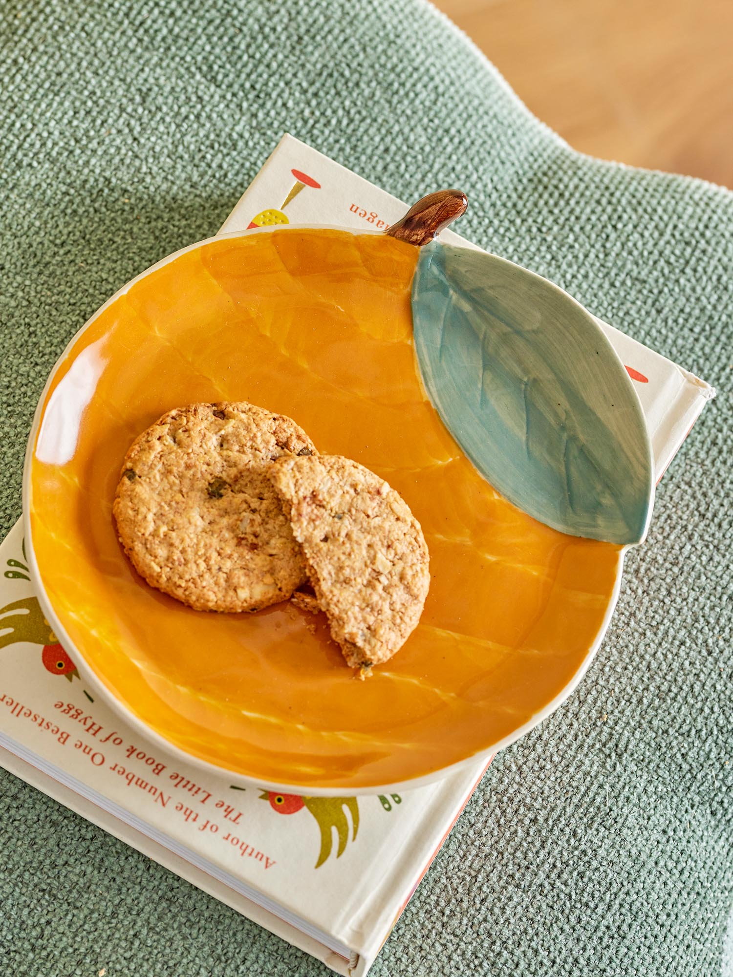 Agnes Teller aus Steingut in Orange von Bloomingville Mini, ideal für Kinder, stilvoll und funktional, perfekt für den Alltag.