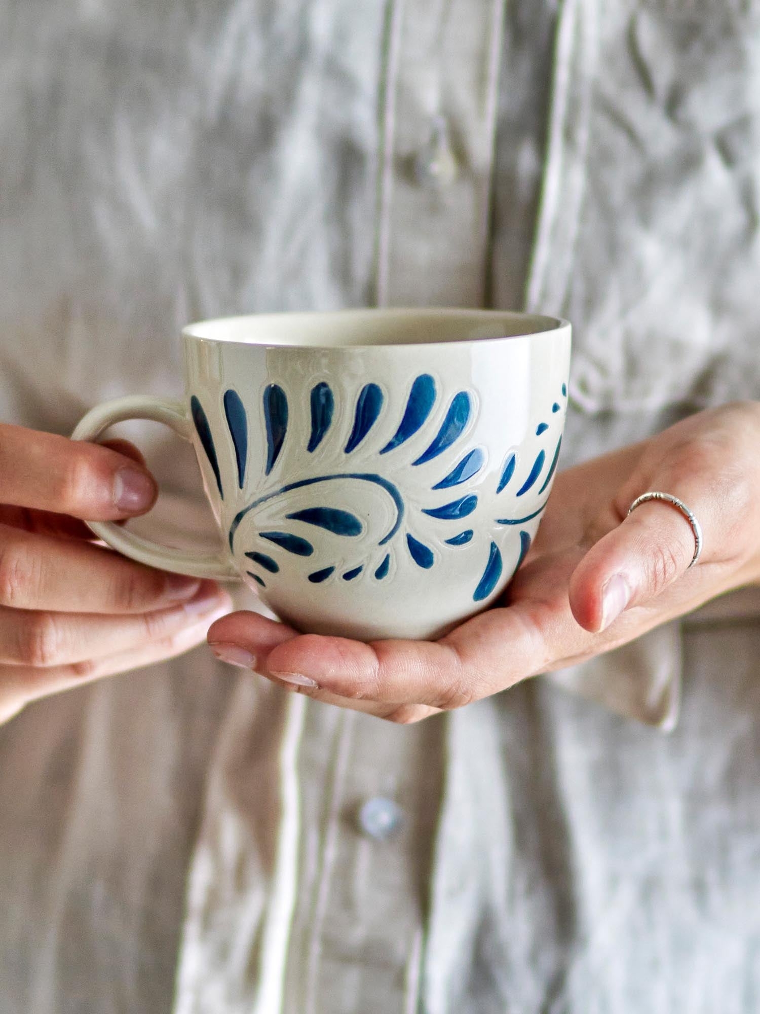 Die Heikki Tasse von Bloomingville aus blauem Steingut besticht durch ihr stilvolles Design und ihre hochwertige Verarbeitung.