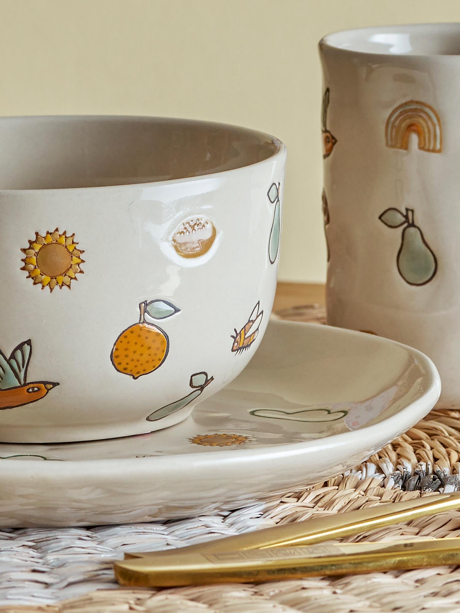Das Agnes Geschirr-Set von Bloomingville Mini aus weißem Steingut ist perfekt für Kinder, robust, stilvoll und charmant gestaltet.