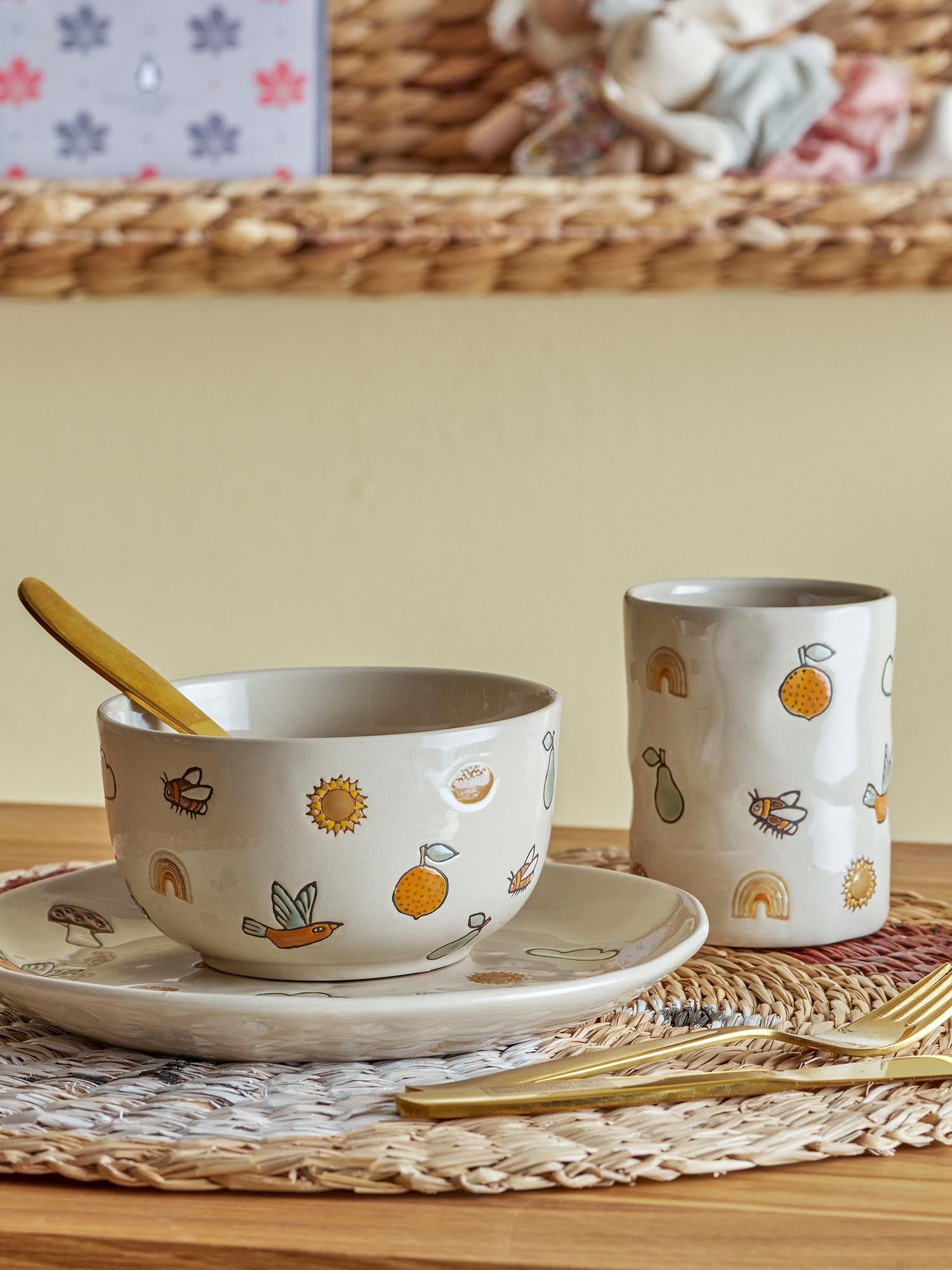 Das Agnes Geschirr-Set von Bloomingville Mini aus weißem Steingut ist ideal für Kinder, langlebig, elegant und liebevoll designt.