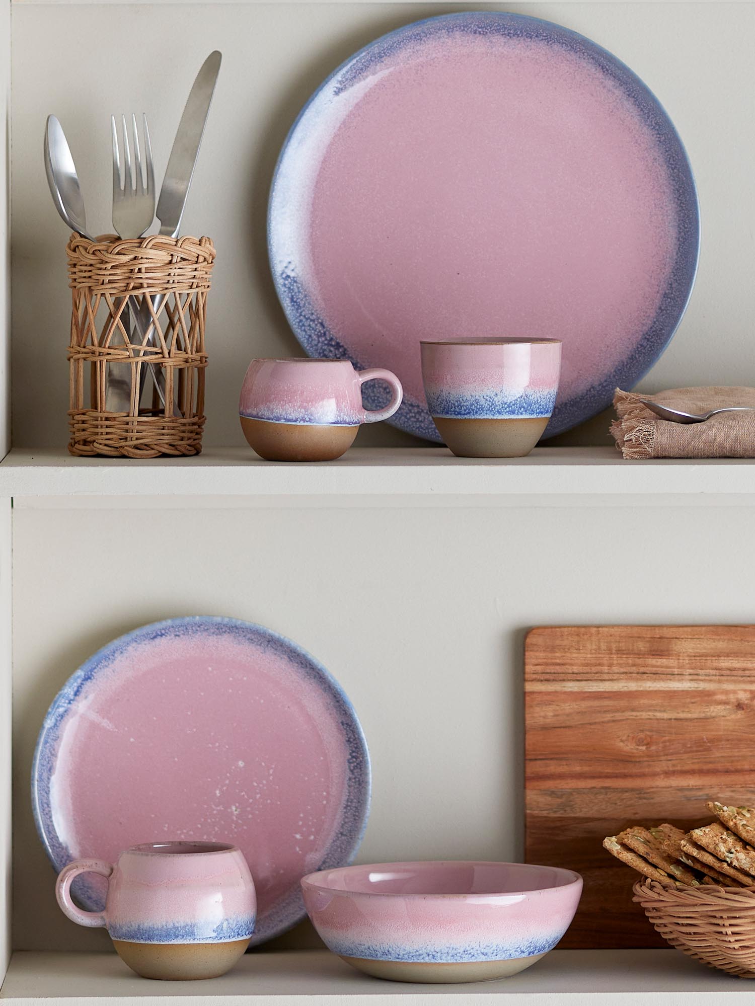 Die Paula Schale von Bloomingville in zartem Rosé aus Steingut besticht durch ihr elegantes Design und hochwertige Verarbeitung.