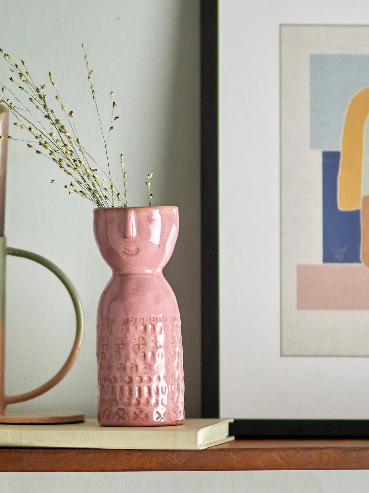 Die Embla Vase in Pink von Bloomingville: Ein charmantes Steingut-Kunstwerk mit verspieltem Gesicht, ideal für Blumenarrangements.