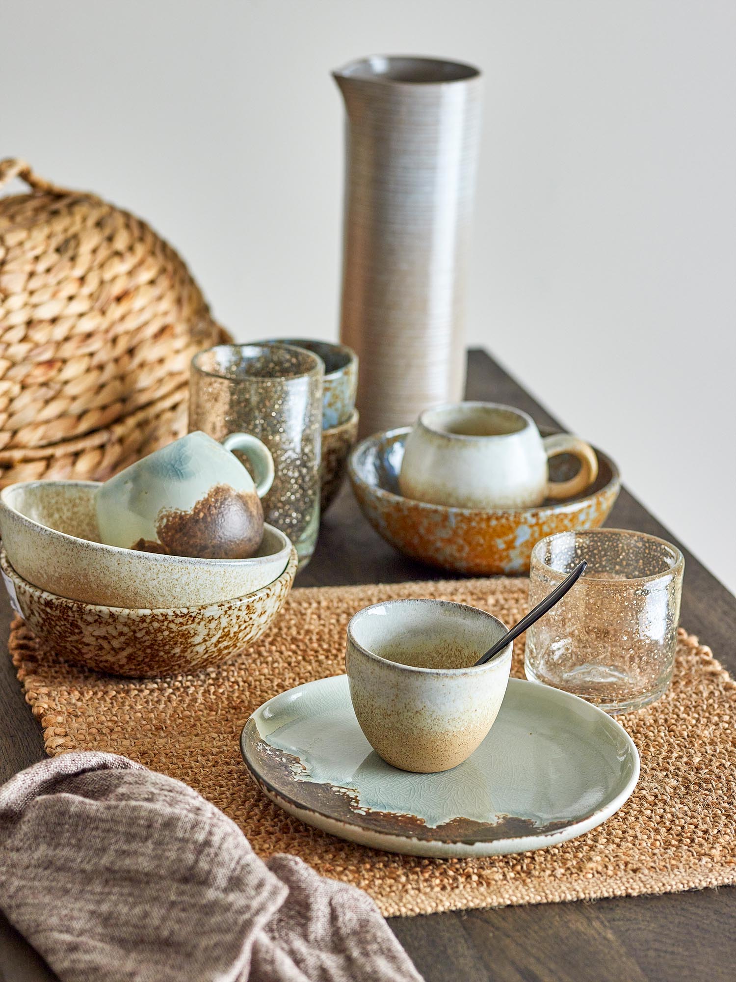 Das Paula Frühstücksset von Bloomingville aus Steingut in Naturtönen verleiht Ihrem Frühstückstisch eine stilvolle und elegante Note.