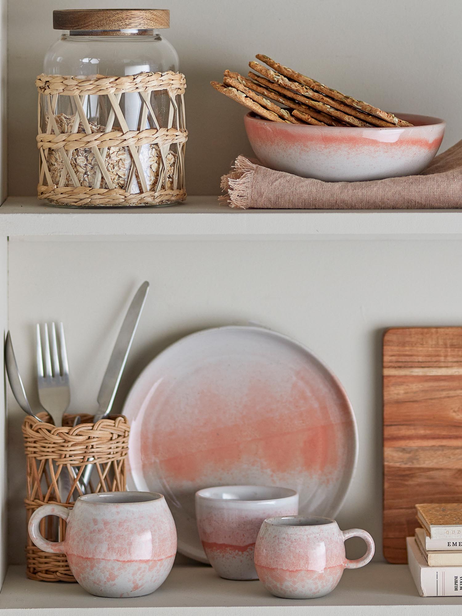 Der orangefarbene Paula Teller von Bloomingville aus Steingut besticht durch skandinavisches Design und praktische Eleganz.