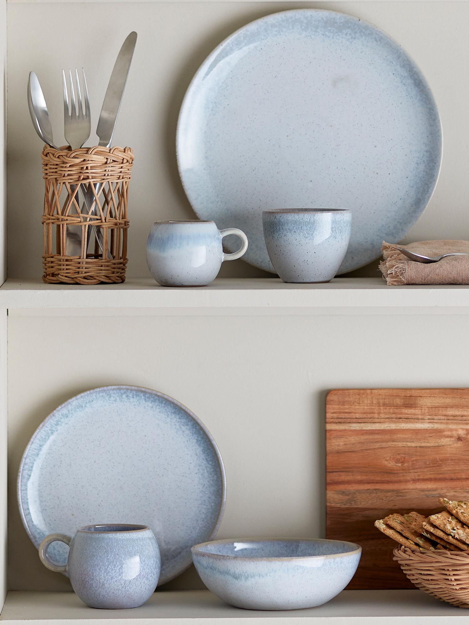 Der Paula Teller von Bloomingville aus blauem Steingut überzeugt mit elegantem Design und erstklassiger Qualität.