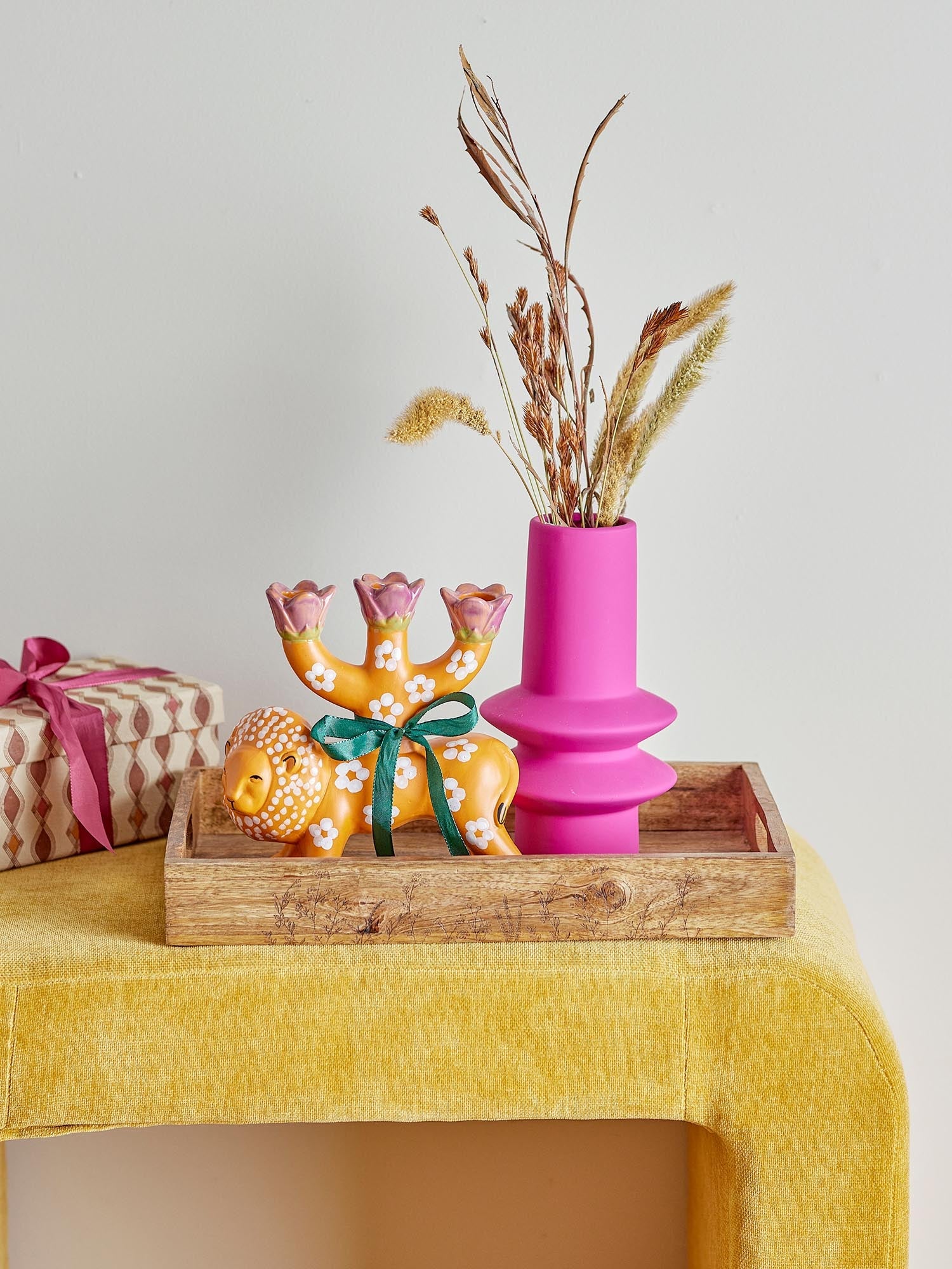 Die Isold Vase von Bloomingville aus pinkem Steingut besticht durch ihr modernes Design und ist ein stilvolles Wohnaccessoire.
