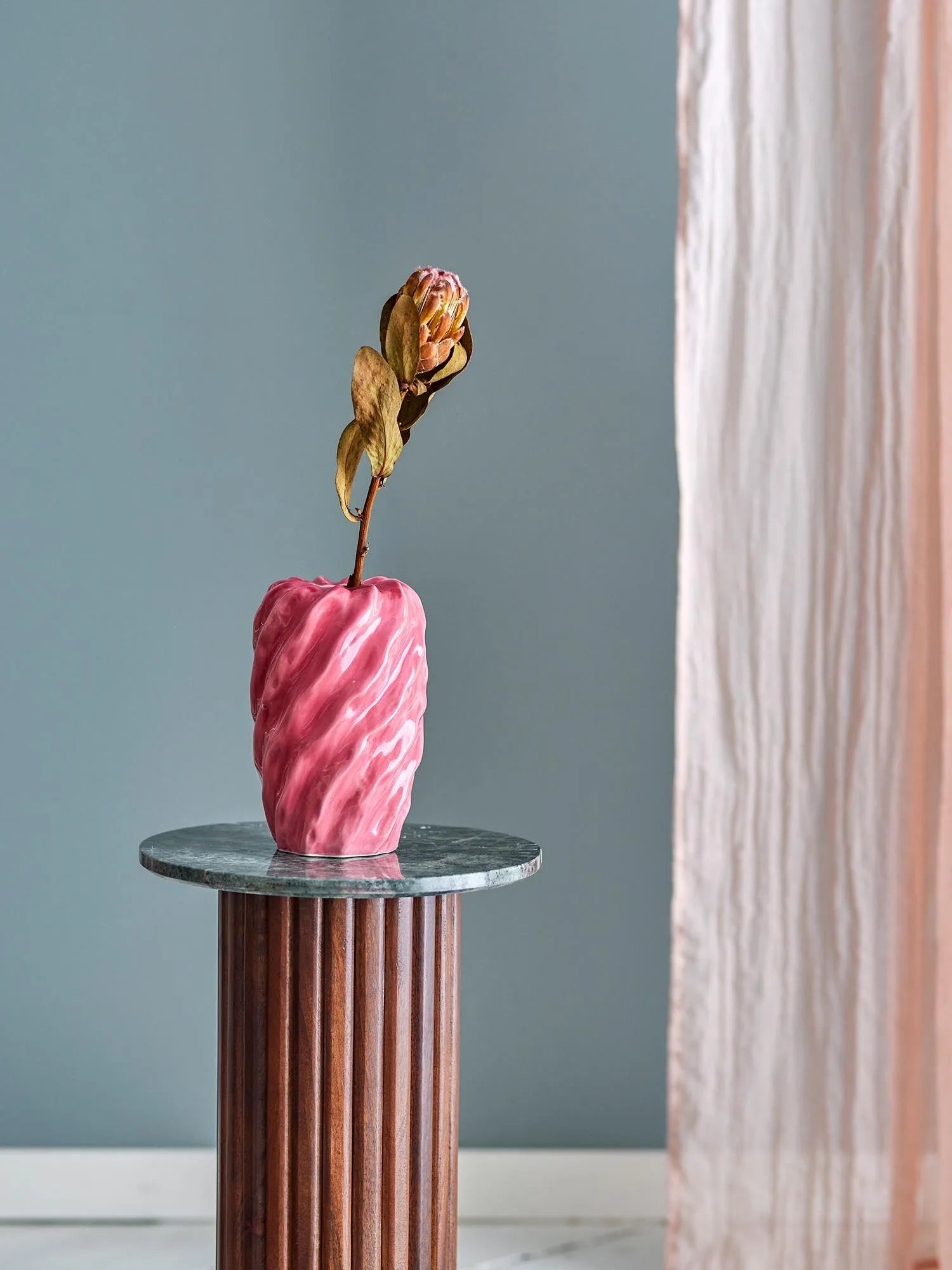 Die Rowena Vase in Rosé von Bloomingville vereint skandinavische Eleganz mit robuster Steingut-Qualität.