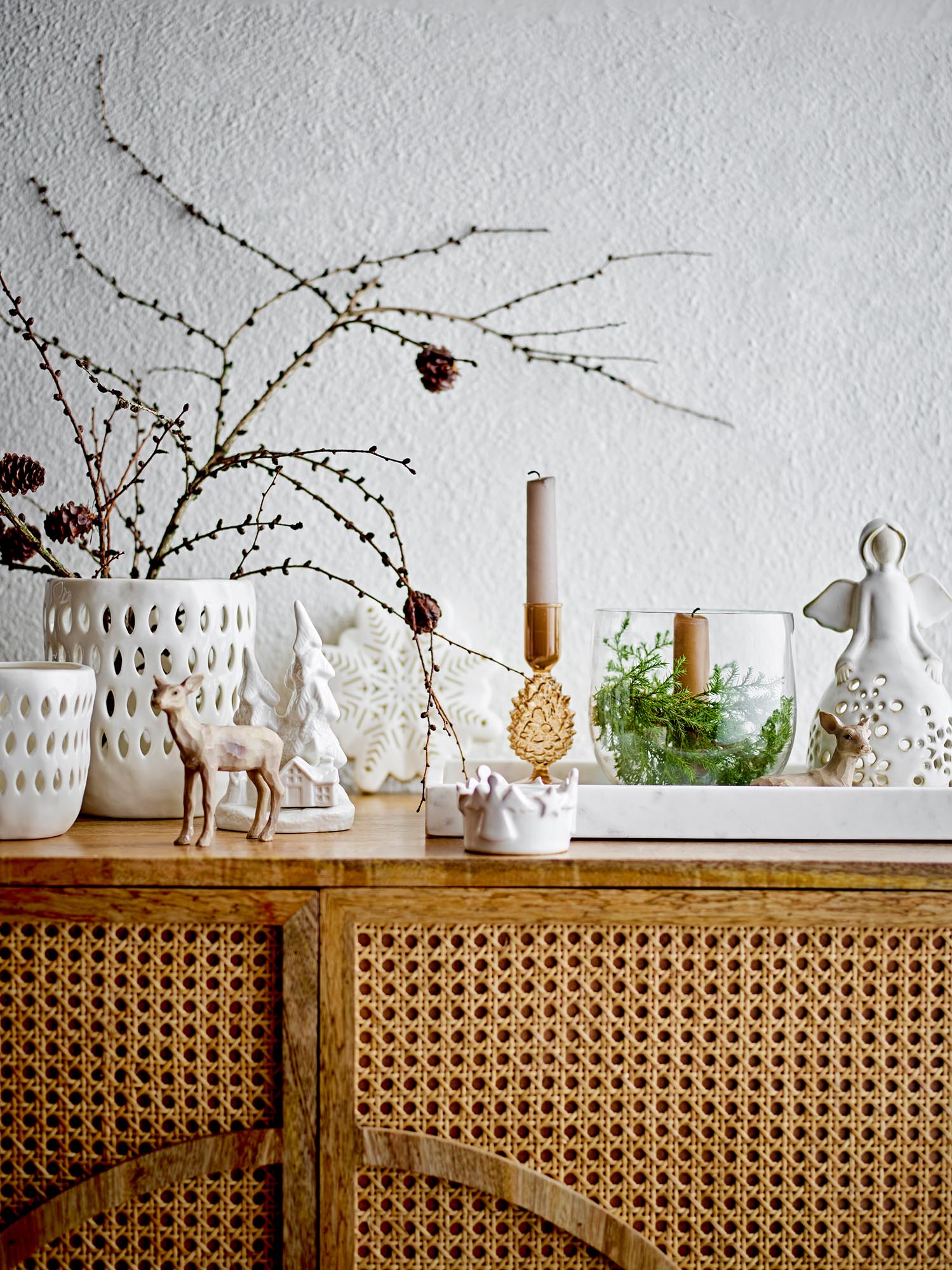 Elegante weiße Steingut-Deko von Bloomingville, Fadima, ideal für stilvolle Wohnräume und moderne Einrichtung.
