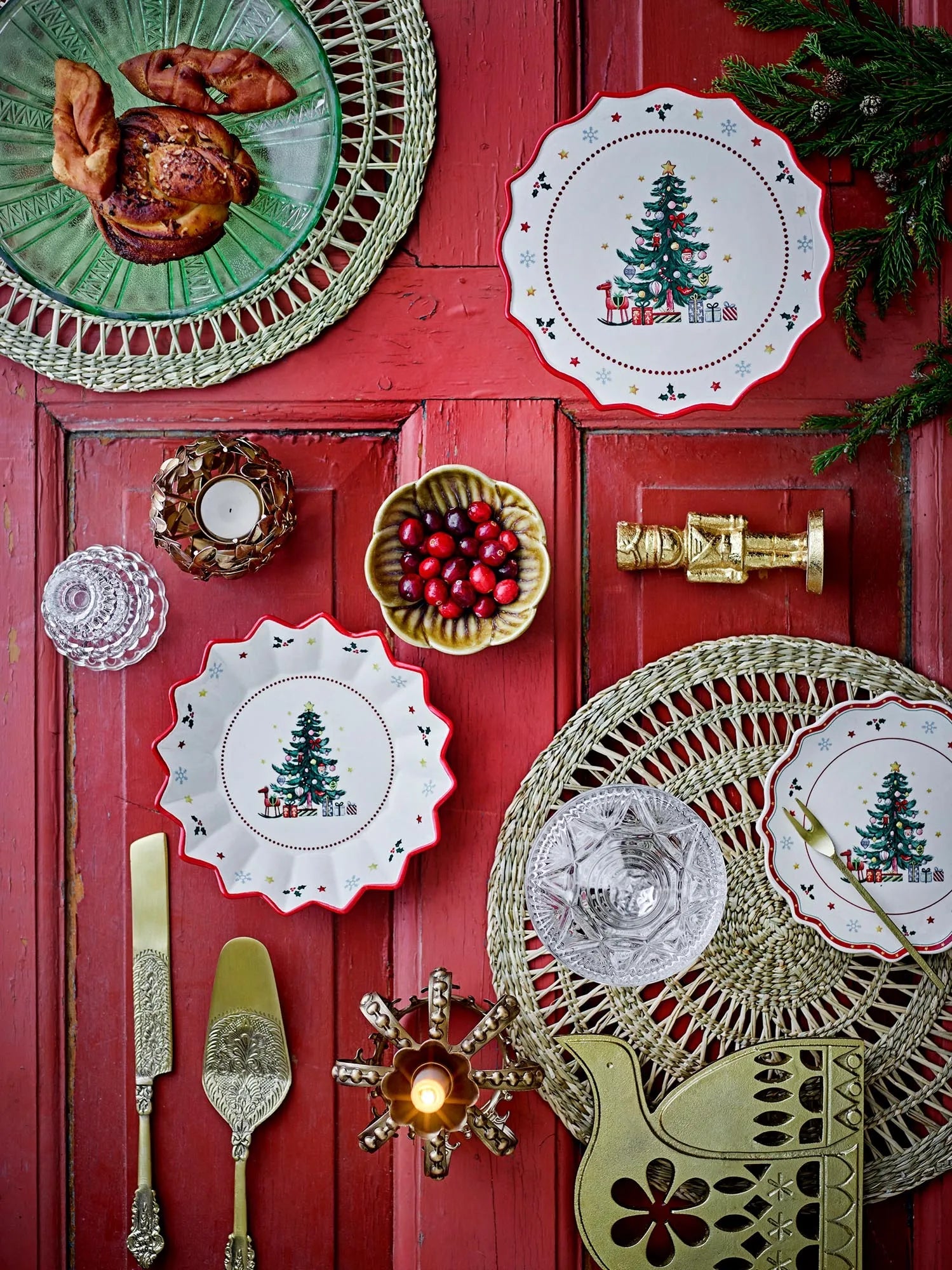 Die Naive Schale von Bloomingville: Handgefertigte Keramik mit rotem Rand und Weihnachtsbaum-Motiv, ideal für festliche Anlässe.