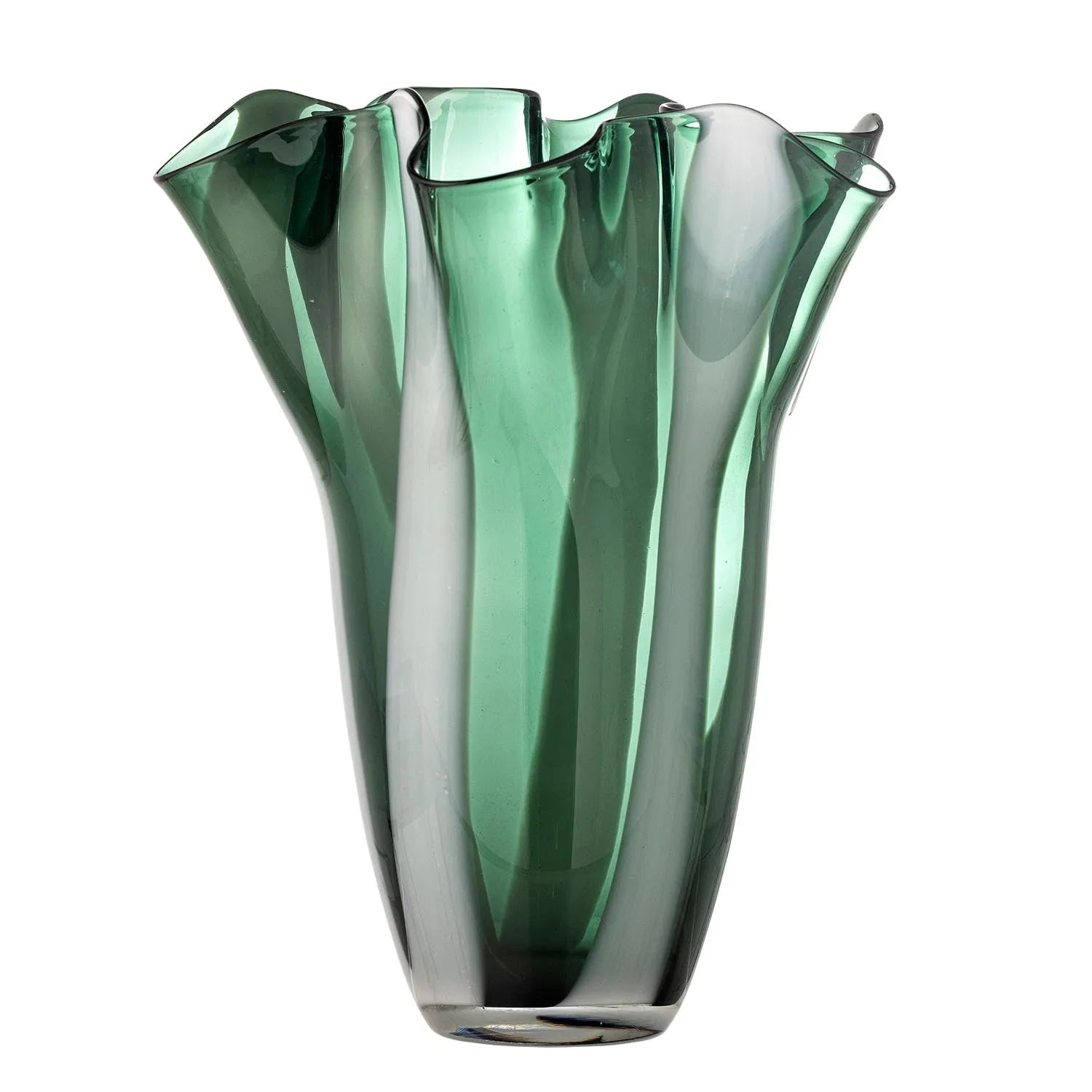 Die Lettice Vase in sanftem Grün verleiht jedem Raum mit ihrer kunstvollen, mundgeblasenen Form eine elegante Frische.