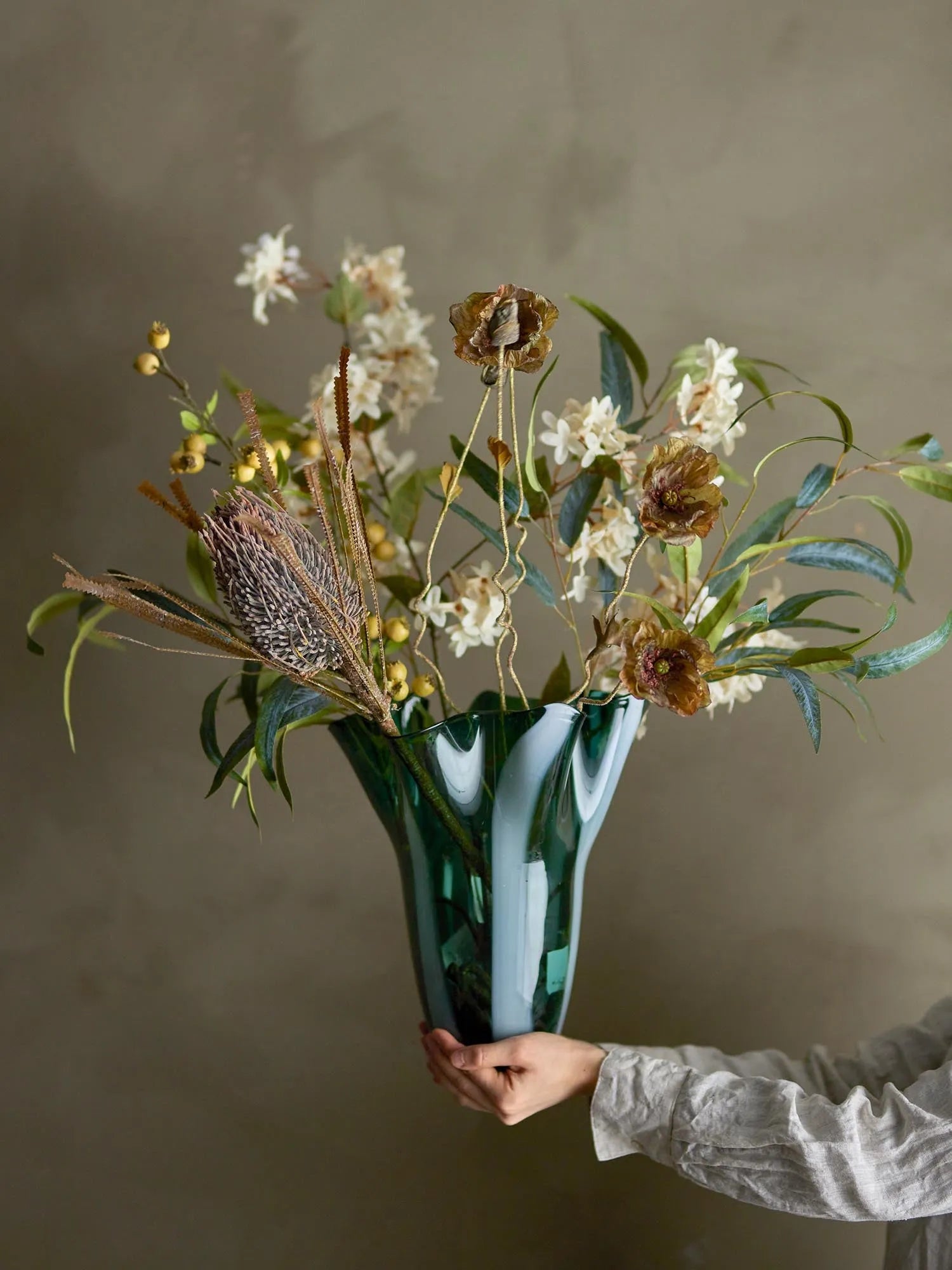 Die Lettice Vase in sanftem Grün verleiht jedem Raum mit ihrer kunstvollen, mundgeblasenen Form eine elegante Frische.