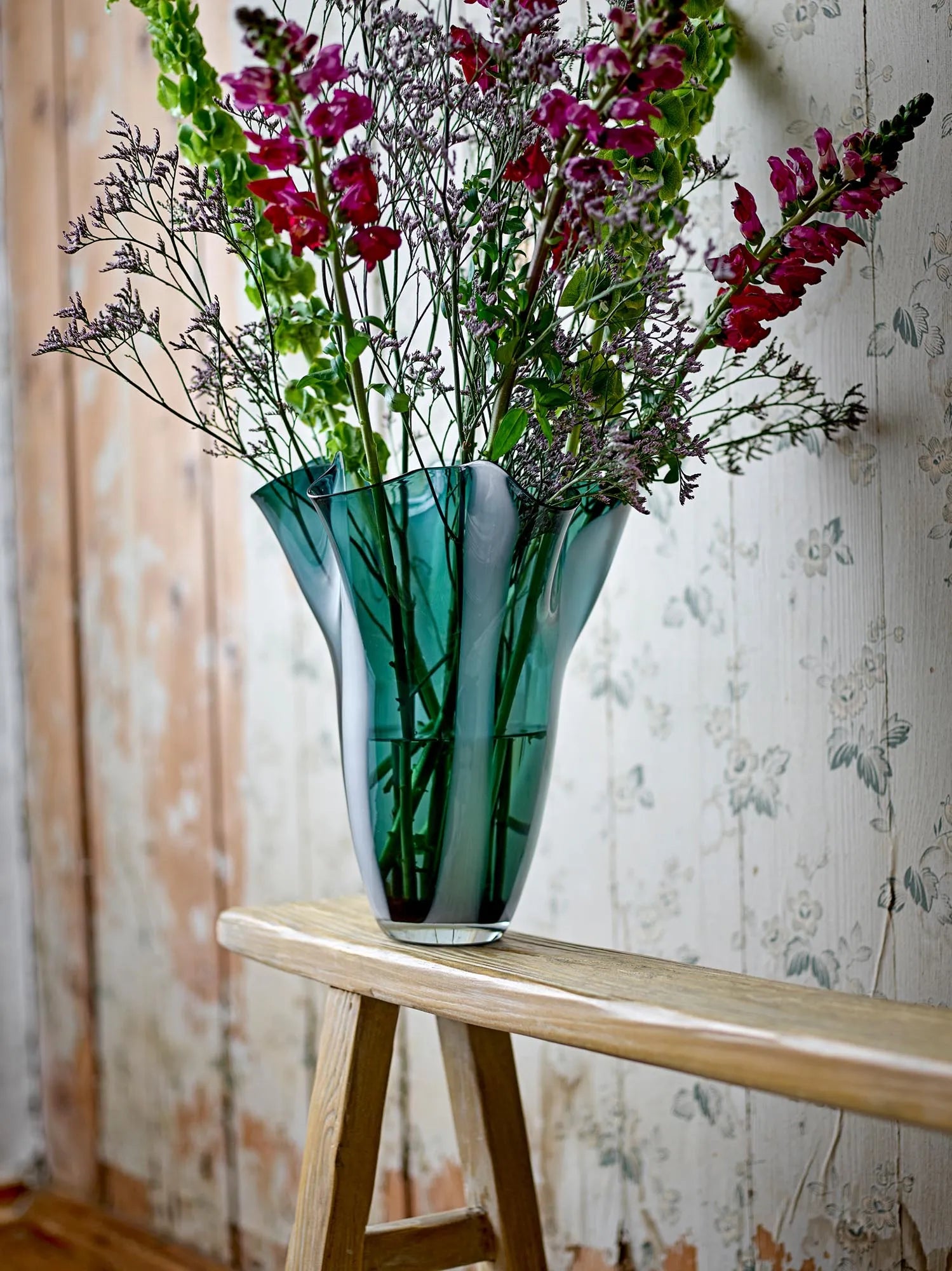 Die Lettice Vase in sanftem Grün verleiht jedem Raum mit ihrer kunstvollen, mundgeblasenen Form eine elegante Frische.