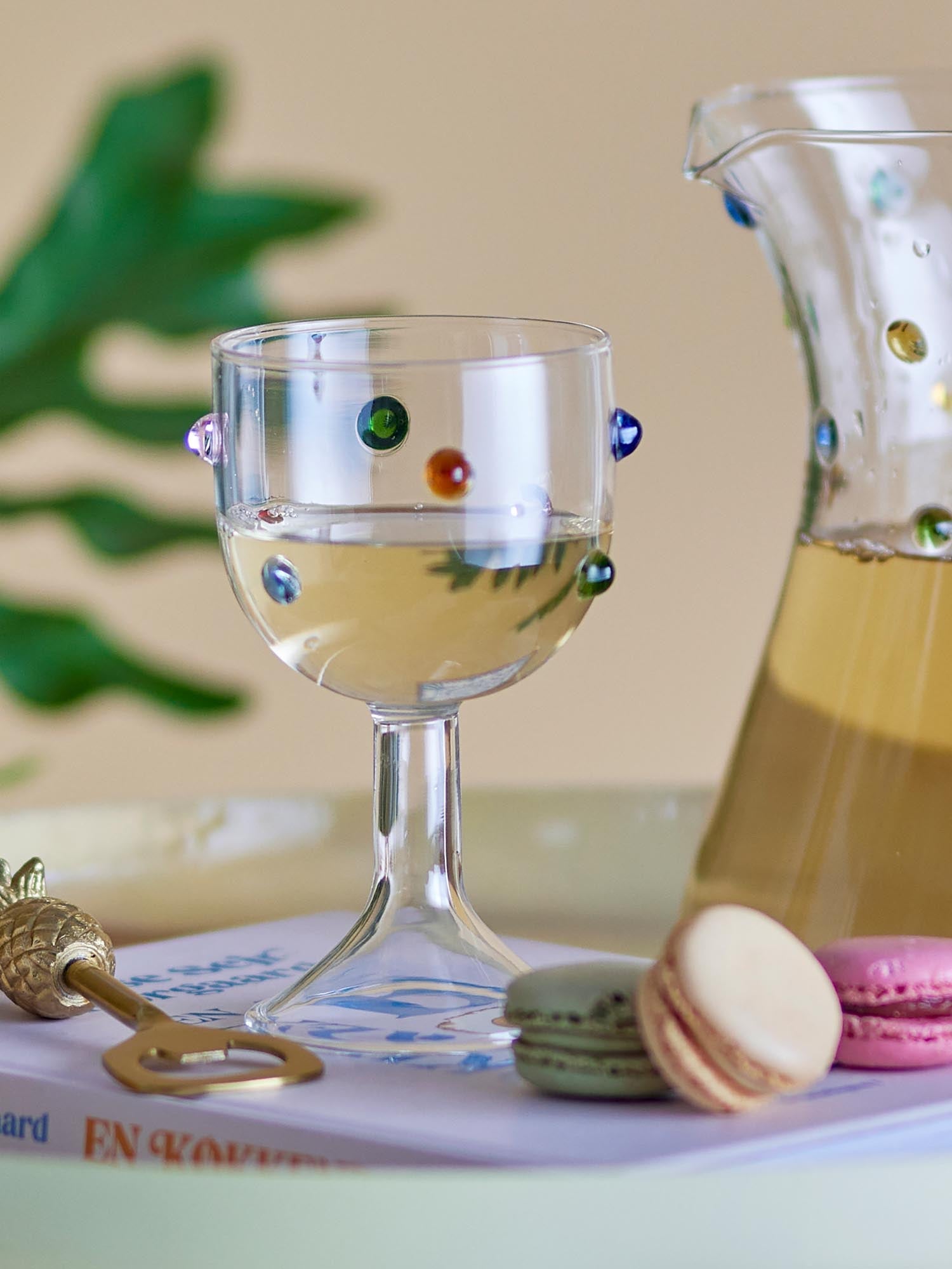 Elegantes Thalia Weinglas aus klarem Glas von Bloomingville, ideal für stilvolle Tischdekoration und genussvolle Momente.