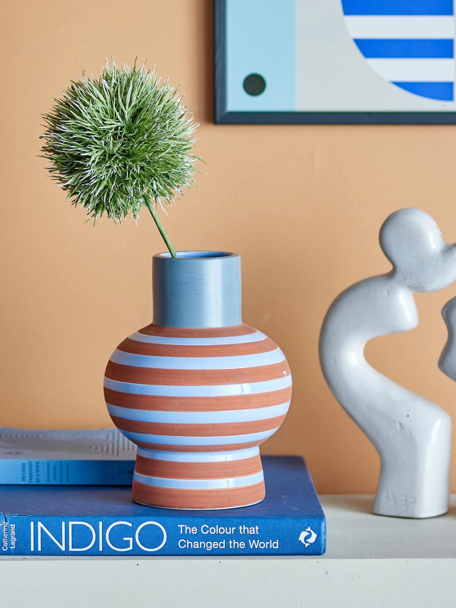 Elegante Lindir Vase in Blau, aus robustem Steingut, vereint skandinavische Ästhetik mit Funktionalität und passt in jeden Wohnstil.