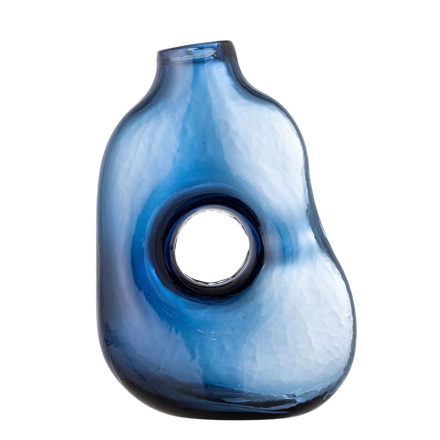 Die Harri Vase von Bloomingville: Ein handgefertigtes, blaues Glas-Kunstwerk, das mit seiner organischen Form und Brillanz jeden Raum verzaubert.