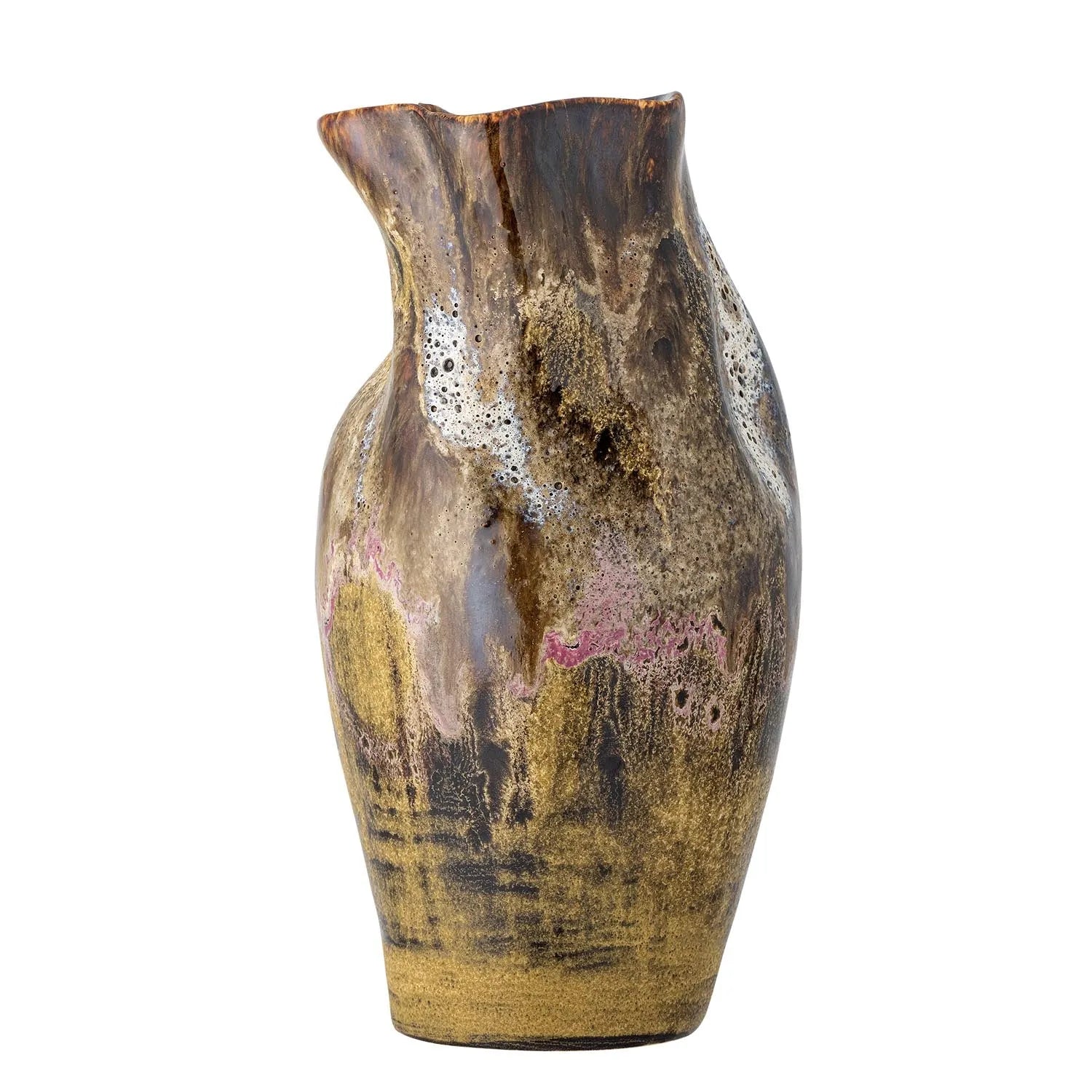 Die Benoit Vase aus braunem Steingut vereint traditionelle Handwerkskunst mit modernem Design und einzigartiger Glasur.