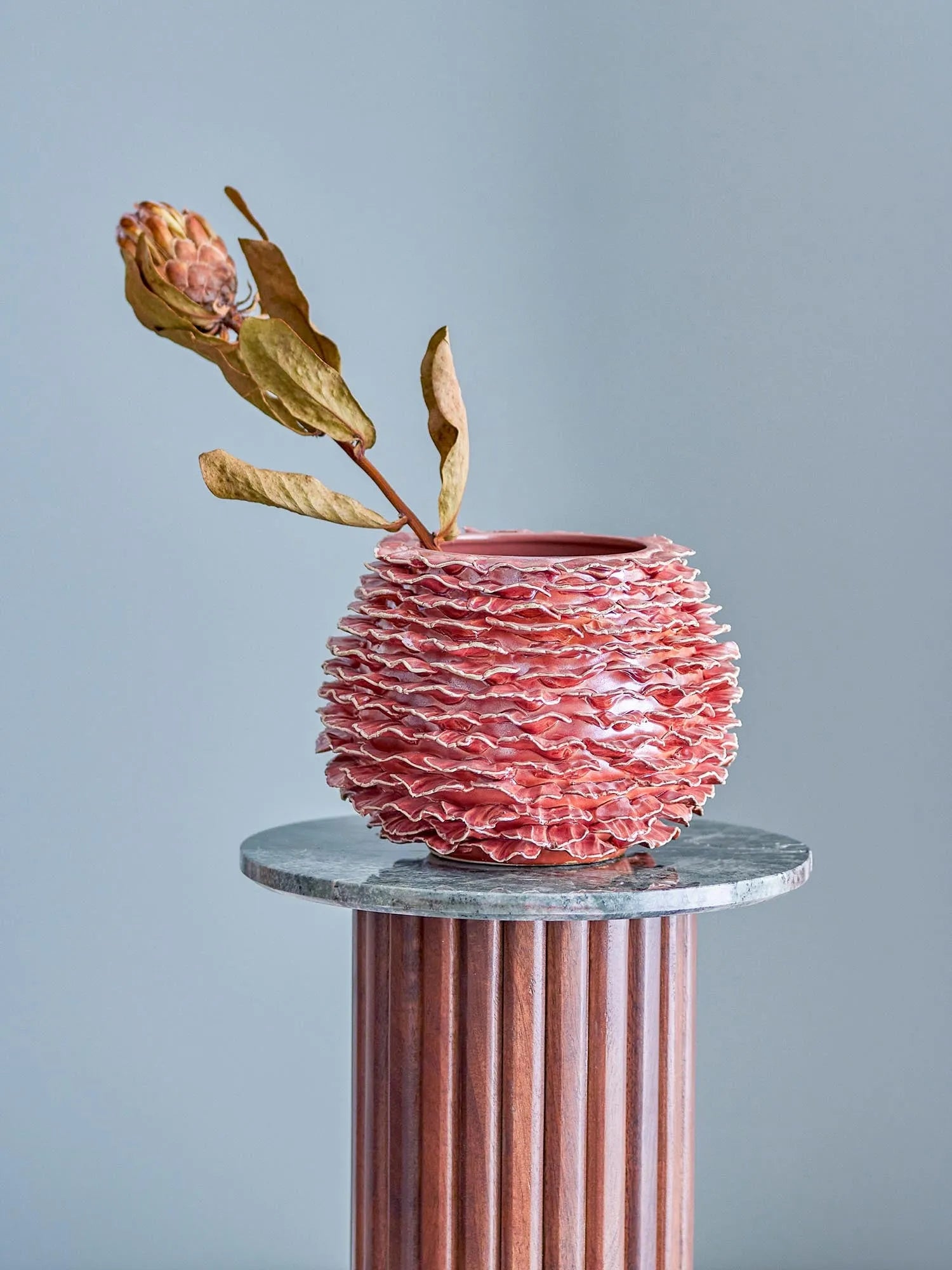 Die Morwen Vase von Bloomingville: Ein skandinavisches Meisterwerk aus Steingut, das mit seiner rot-rosa Glasur und dynamischen Textur besticht.