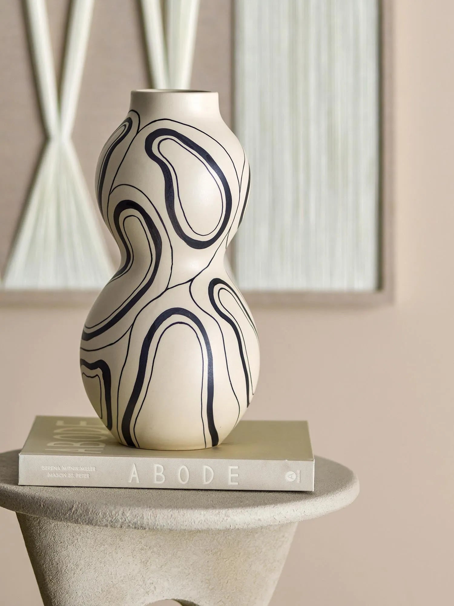 Die Nicola Vase von Bloomingville besticht durch ihr elegantes, schwarzes Design aus robustem Steingut, ideal für stilvolle Arrangements.