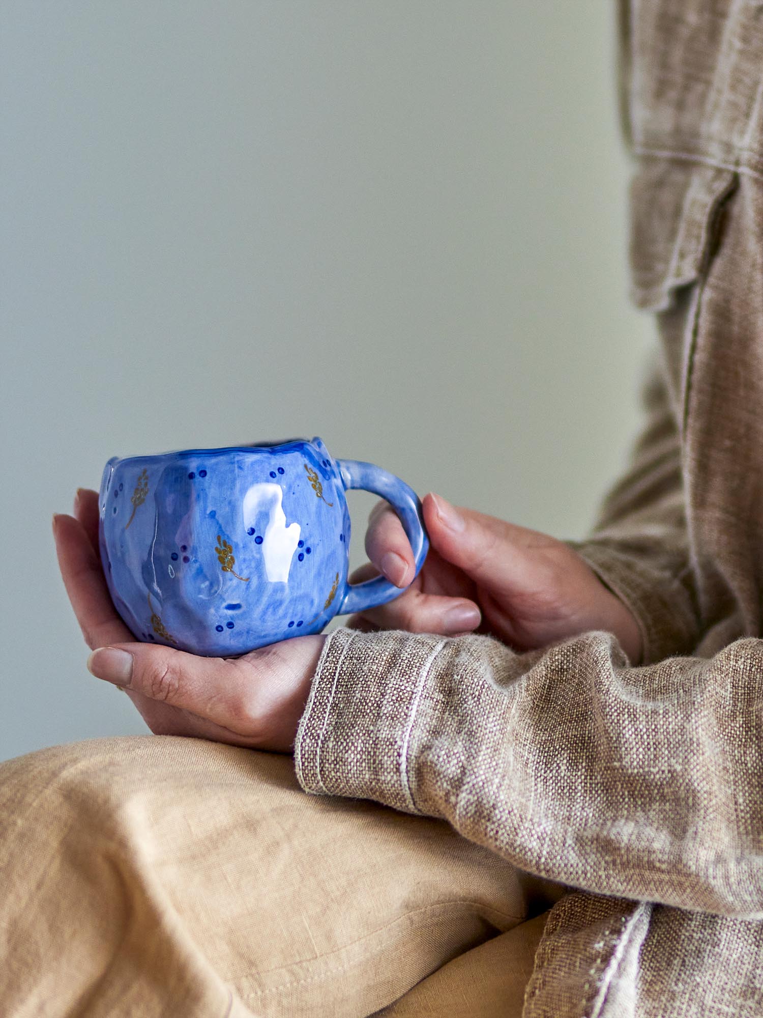 Die Pippine Tasse von Bloomingville aus blauem Steingut besticht durch ihr stilvolles Design und ihre hochwertige Verarbeitung.