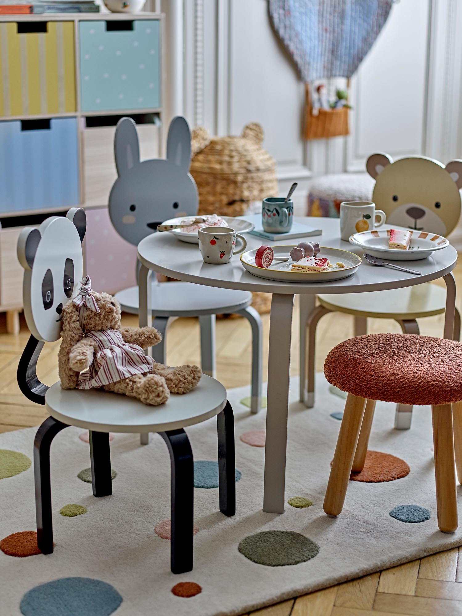 Das Tatiana Geschirr-Set aus weißem Steingut von Bloomingville Mini ist stilvoll und ideal für Kinder, robust und elegant zugleich.