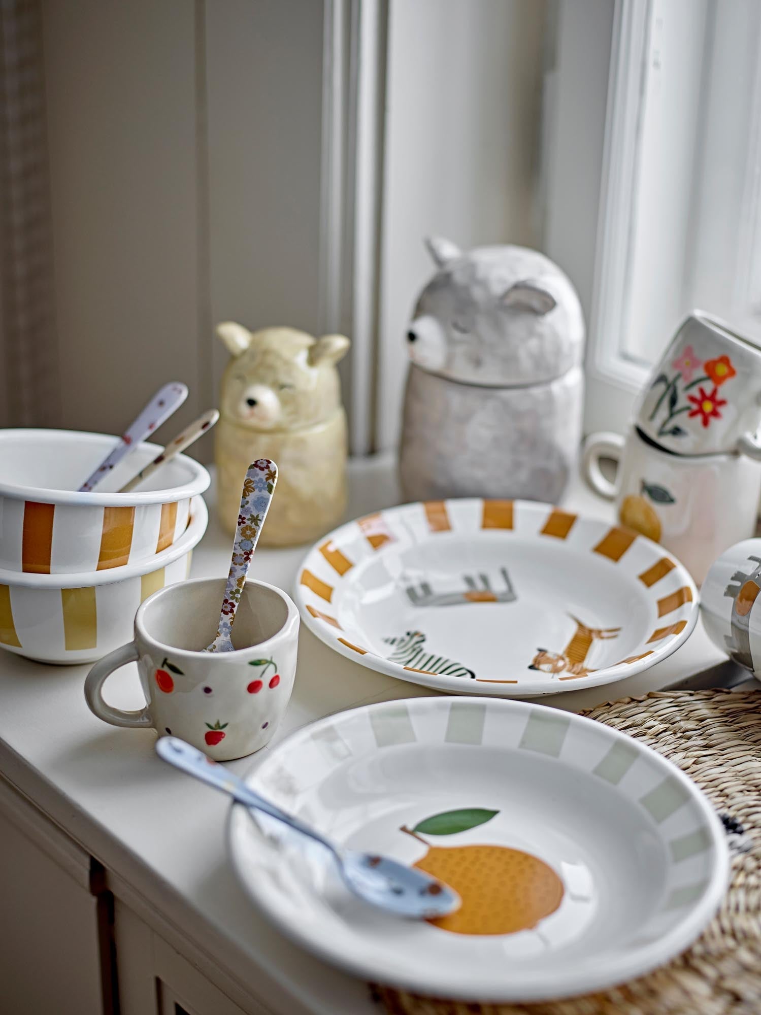 Das Tatiana Geschirr-Set von Bloomingville Mini aus weißem Steingut ist perfekt für Kinder, stilvoll, langlebig und charmant.