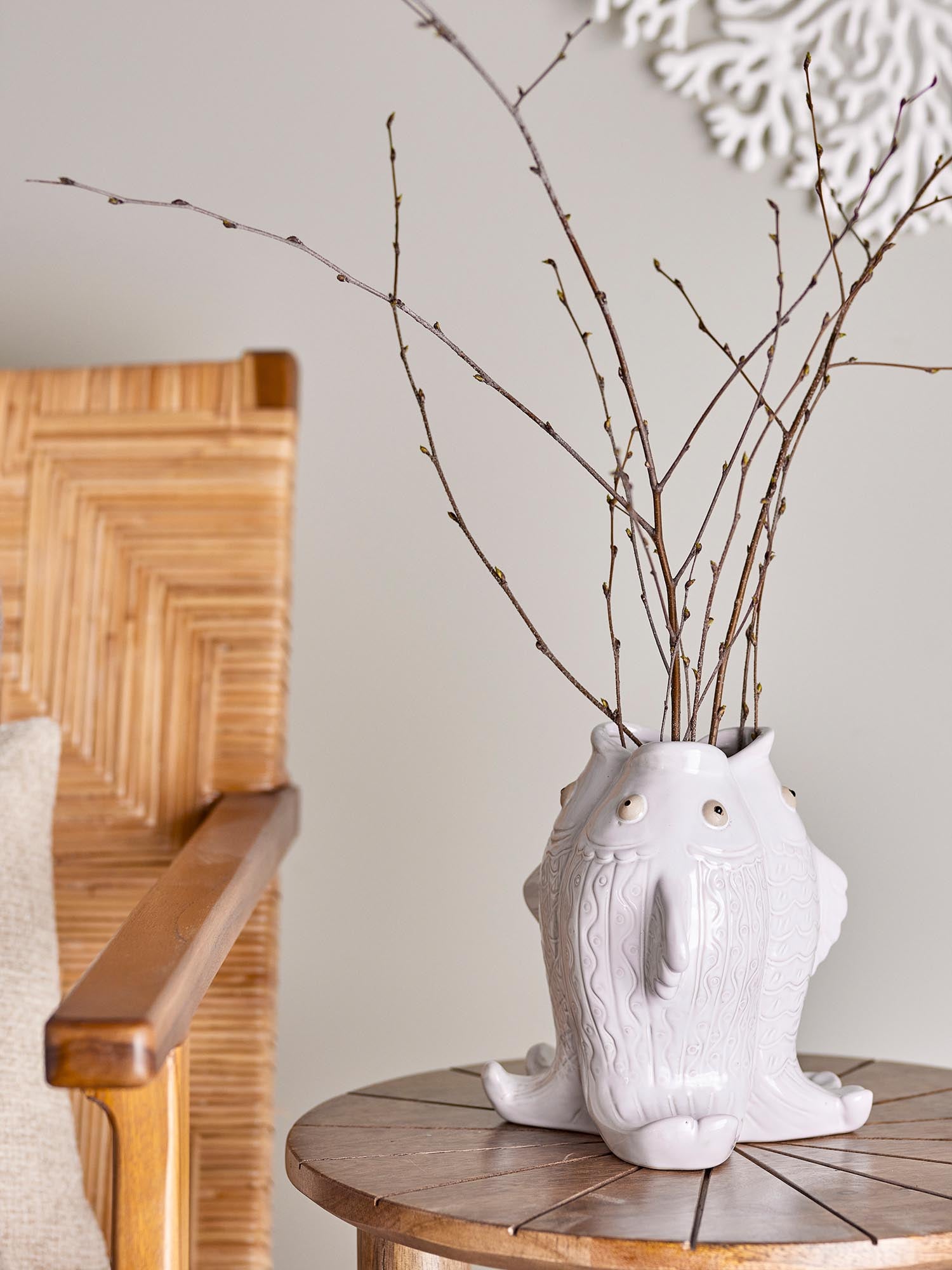 Die Fili Vase aus weissem Steingut von Creative Collection besticht durch ihr elegantes Design und ihre vielseitige Einsetzbarkeit.