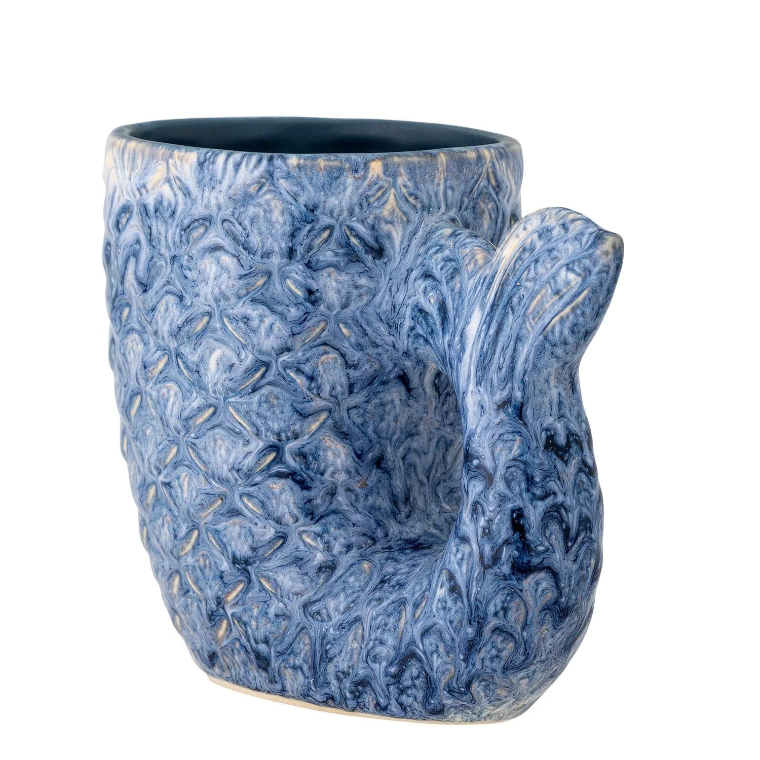 Die Ariella Vase in Blau, aus Steingut, besticht durch ihre muschelförmige Eleganz und die schimmernde, handgefertigte Glasur.