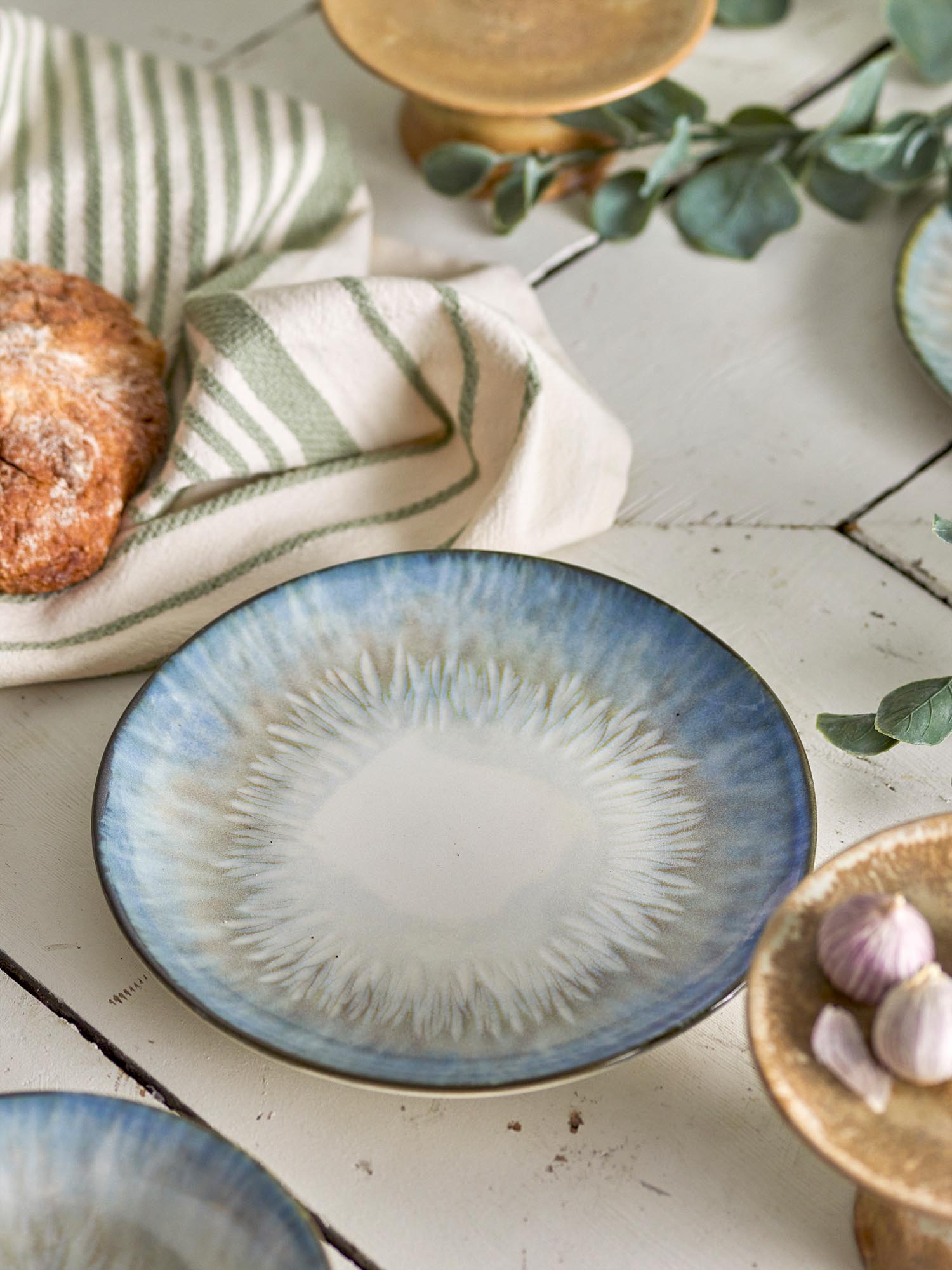 Der Calen Teller von Bloomingville aus blauem Steingut überzeugt mit stilvollem Design und vielseitiger Einsatzmöglichkeit.