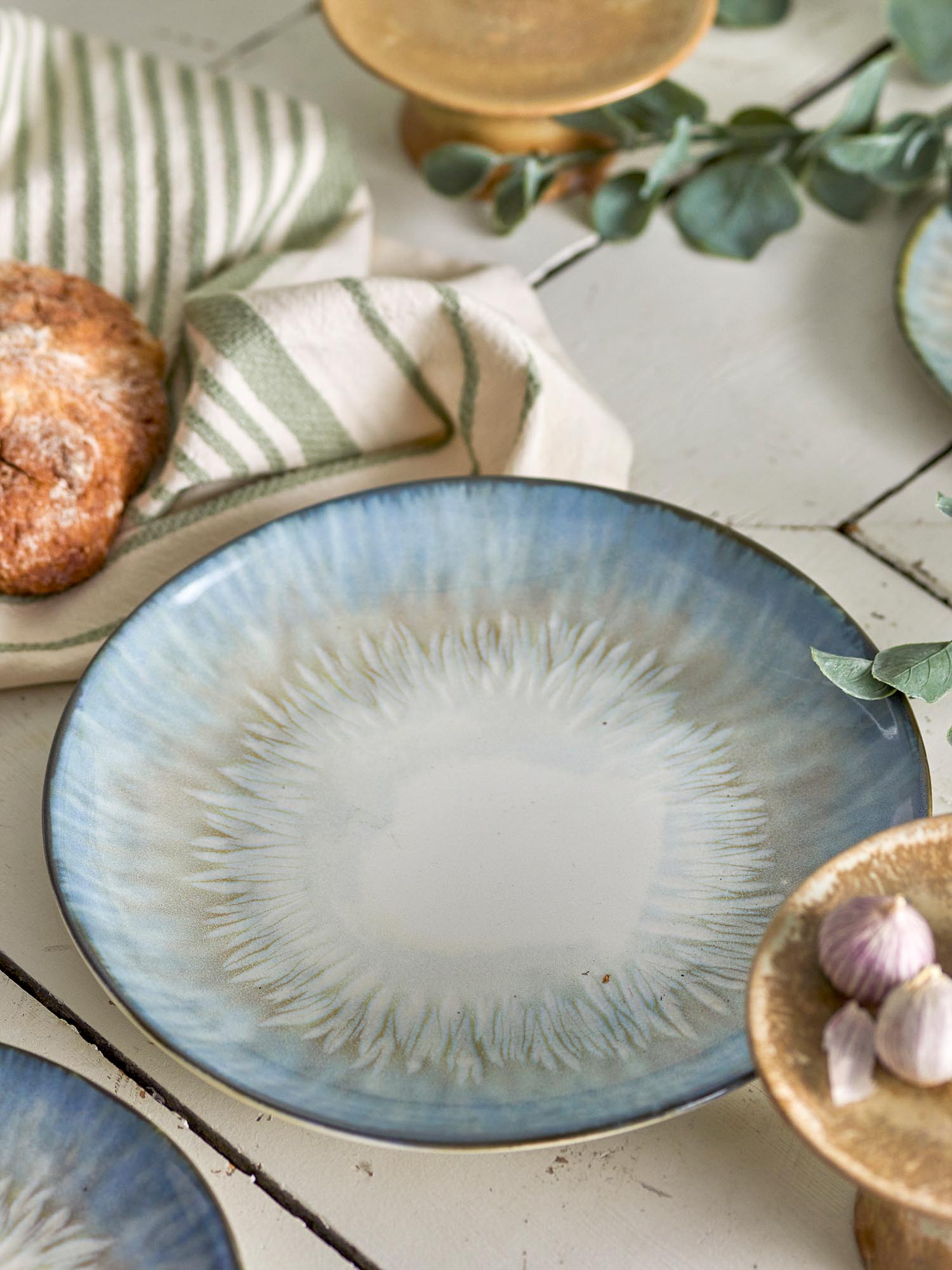 Der Calen Teller von Bloomingville, gefertigt aus blauem Steingut, besticht durch sein elegantes Design und seine Funktionalität.