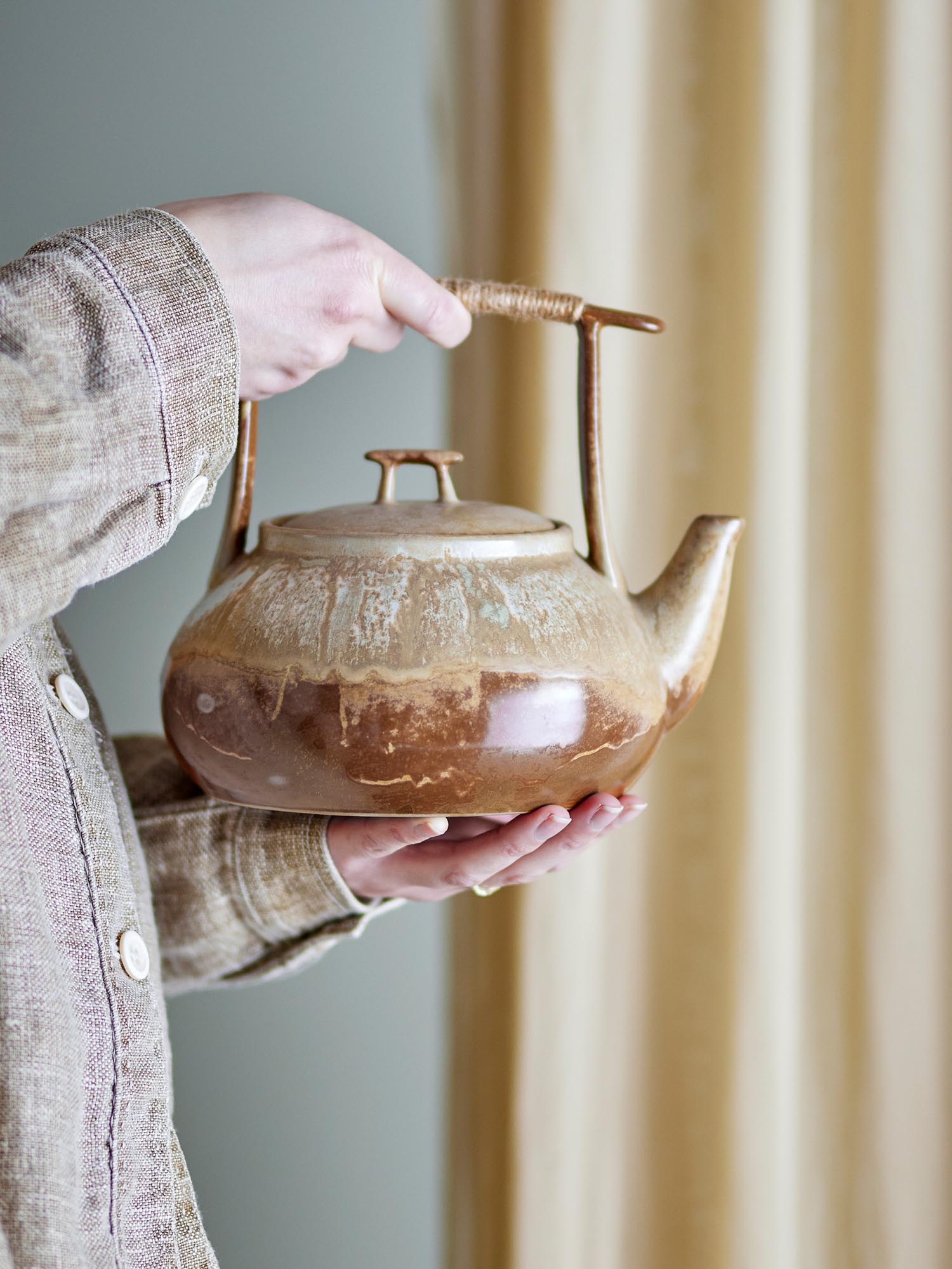 Die Ikigai Teekanne von Bloomingville aus braunem Steingut kombiniert nordische Eleganz mit japanischer Teekultur für stilvollen Genuss.