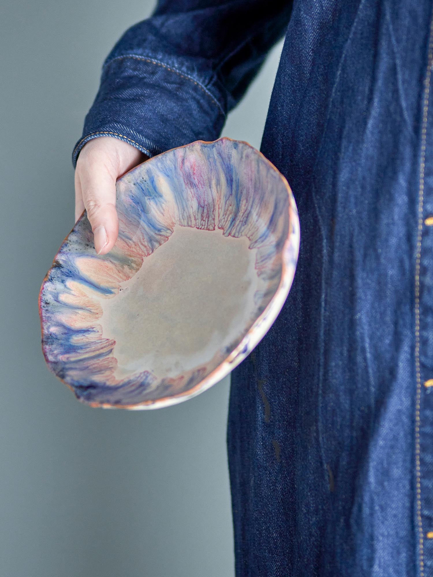 Die Amalia Schale von Bloomingville, gefertigt aus blauem Steingut, überzeugt mit stilvollem Design und exzellenter Qualität.