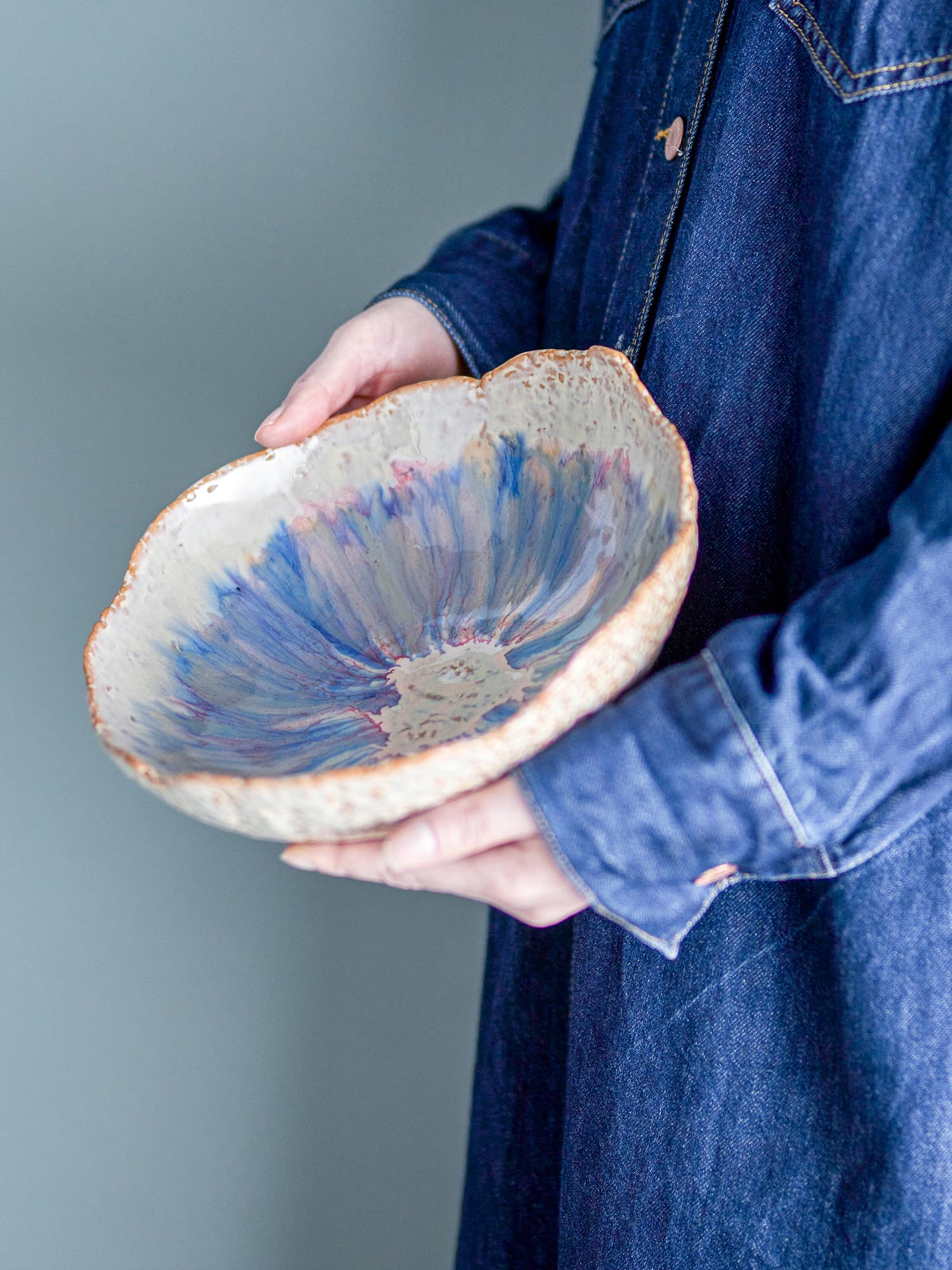 Die Amalia Schale von Bloomingville, gefertigt aus blauem Steingut, überzeugt mit stilvollem Design und exzellenter Qualität.