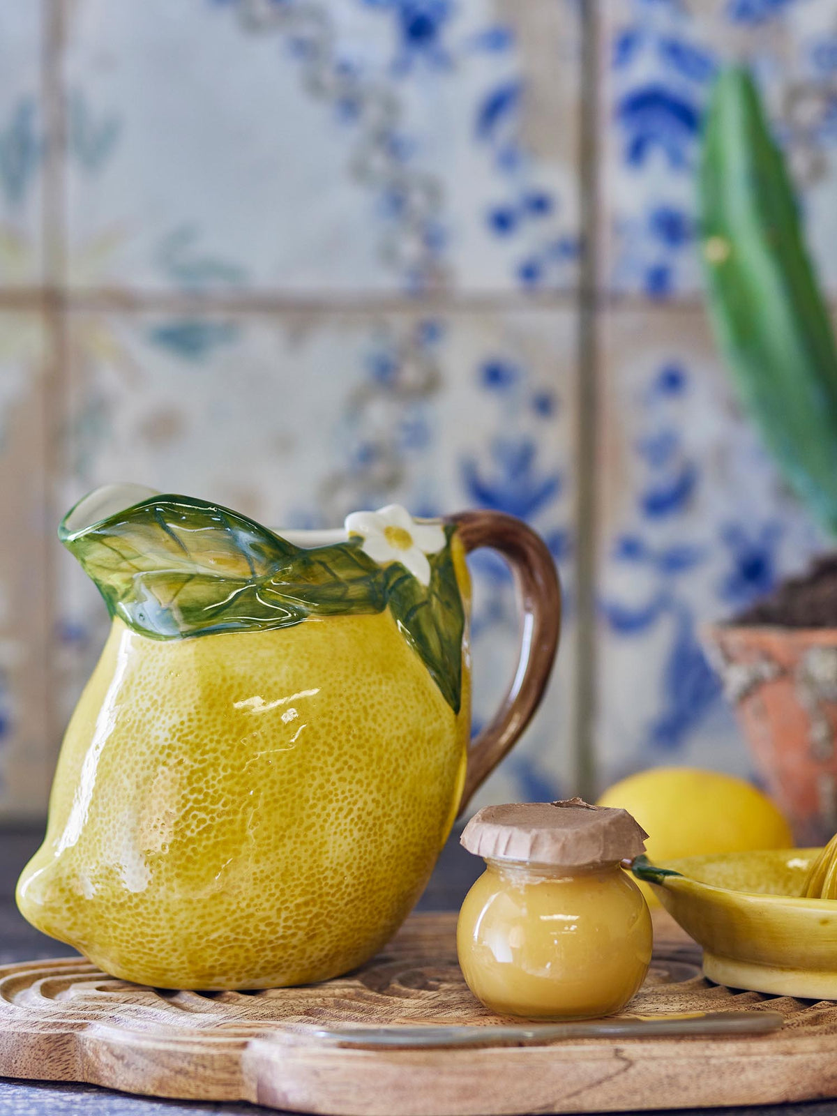 Gelber Krug aus Steingut der Serie Limone von Creative Collection, mit handdekorierter Oberfläche und leicht gewölbter Kannenform.