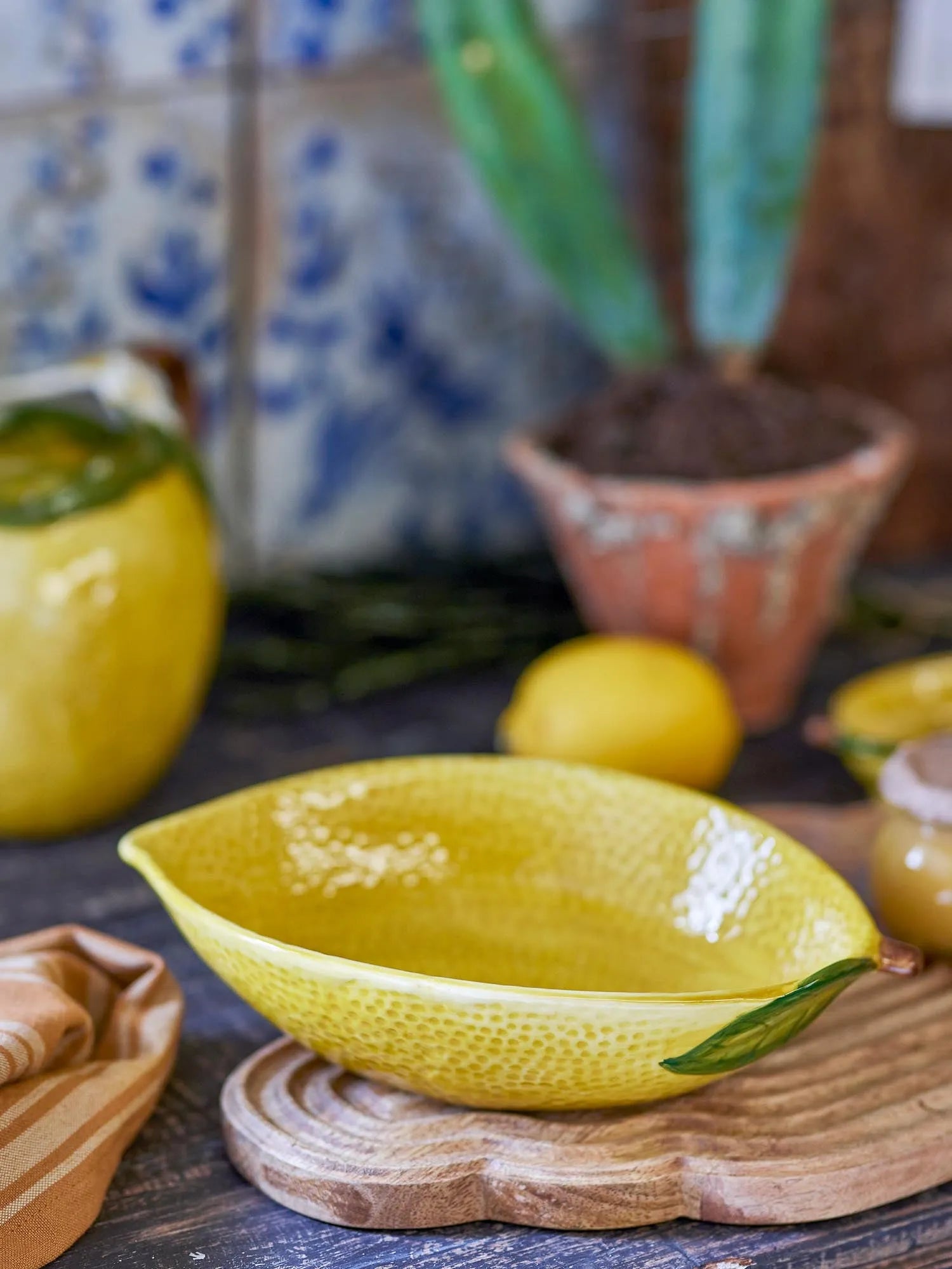 Die Limone Schale in leuchtendem Gelb bringt mediterrane Frische und stilvolle Funktionalität auf Ihren Tisch.
