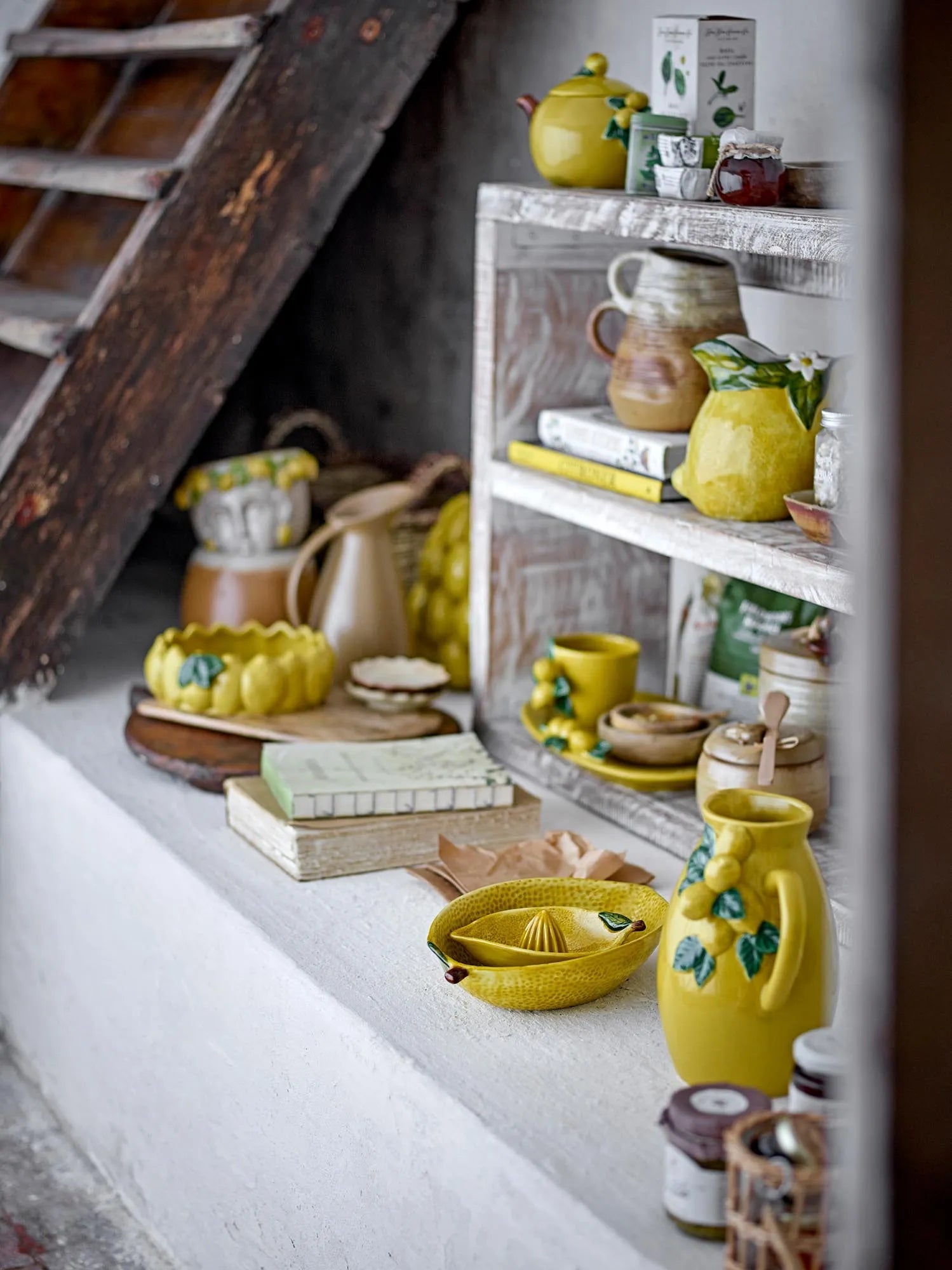 Dekorative Schale in Form einer gelben Limone aus Steingut, ideal für stilvolle Akzente in Ihrem Zuhause.