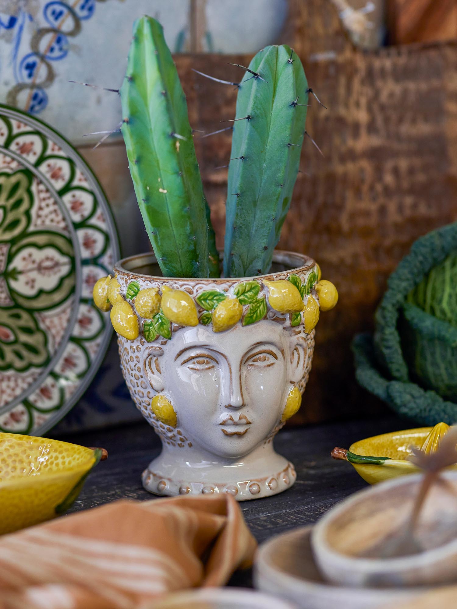Ein stilvoller gelber Blumentopf aus Steingut, perfekt für Pflanzen, von Creative Collection.