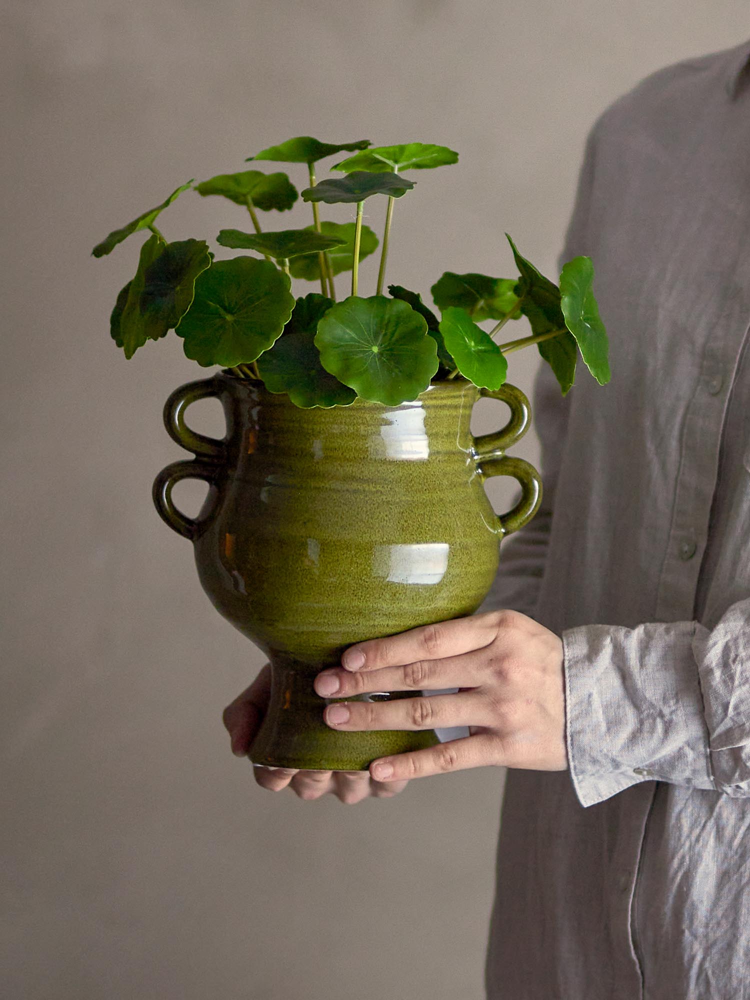 Der Raia Blumentopf von Bloomingville aus grünem Steingut bringt Eleganz und Stil in Ihre Pflanzenpräsentation.