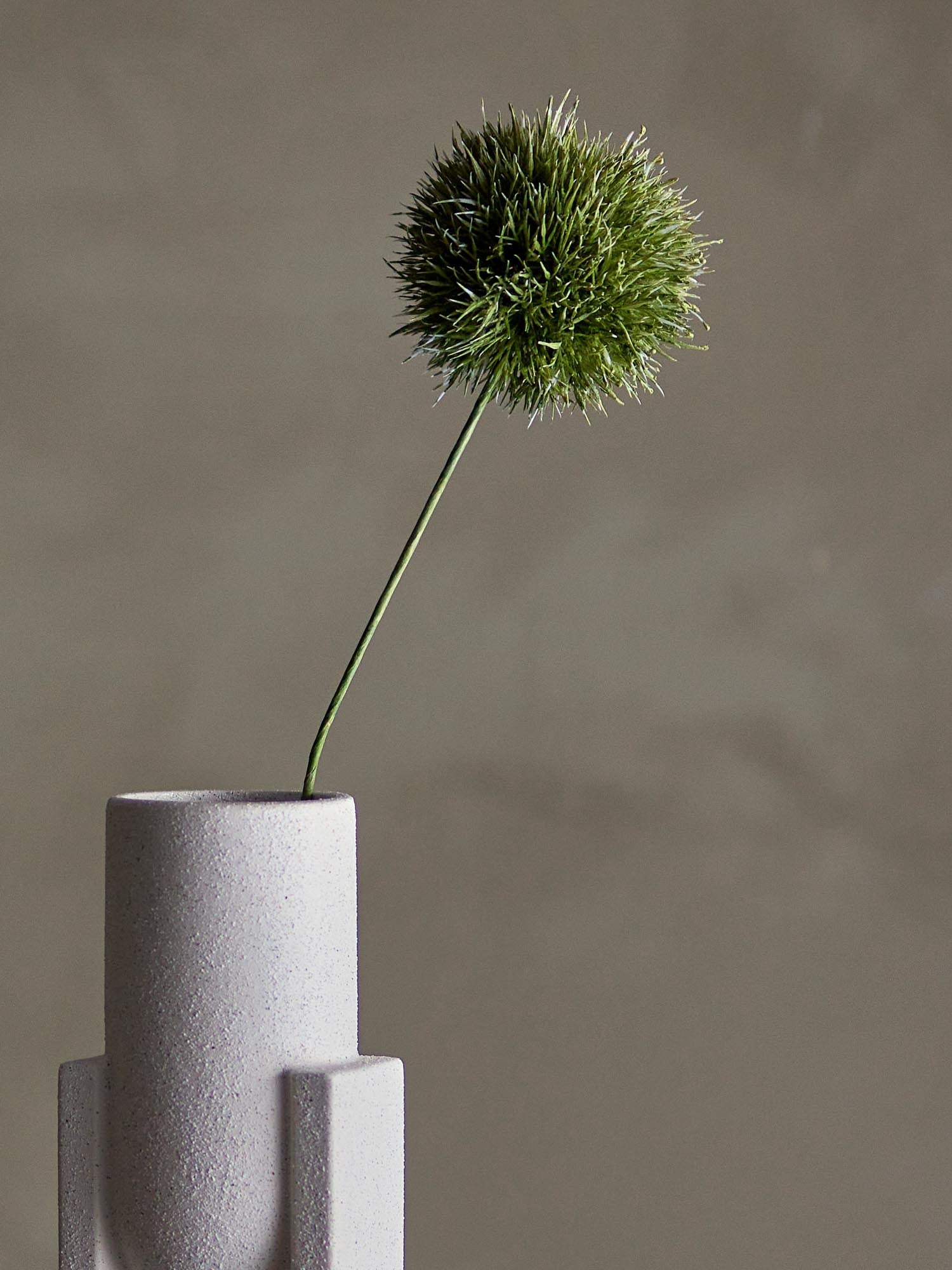 Dekorativer Allium-Stiel in Grün von Bloomingville, perfekt für elegante Arrangements und zeitlose künstliche Blumenakzente.