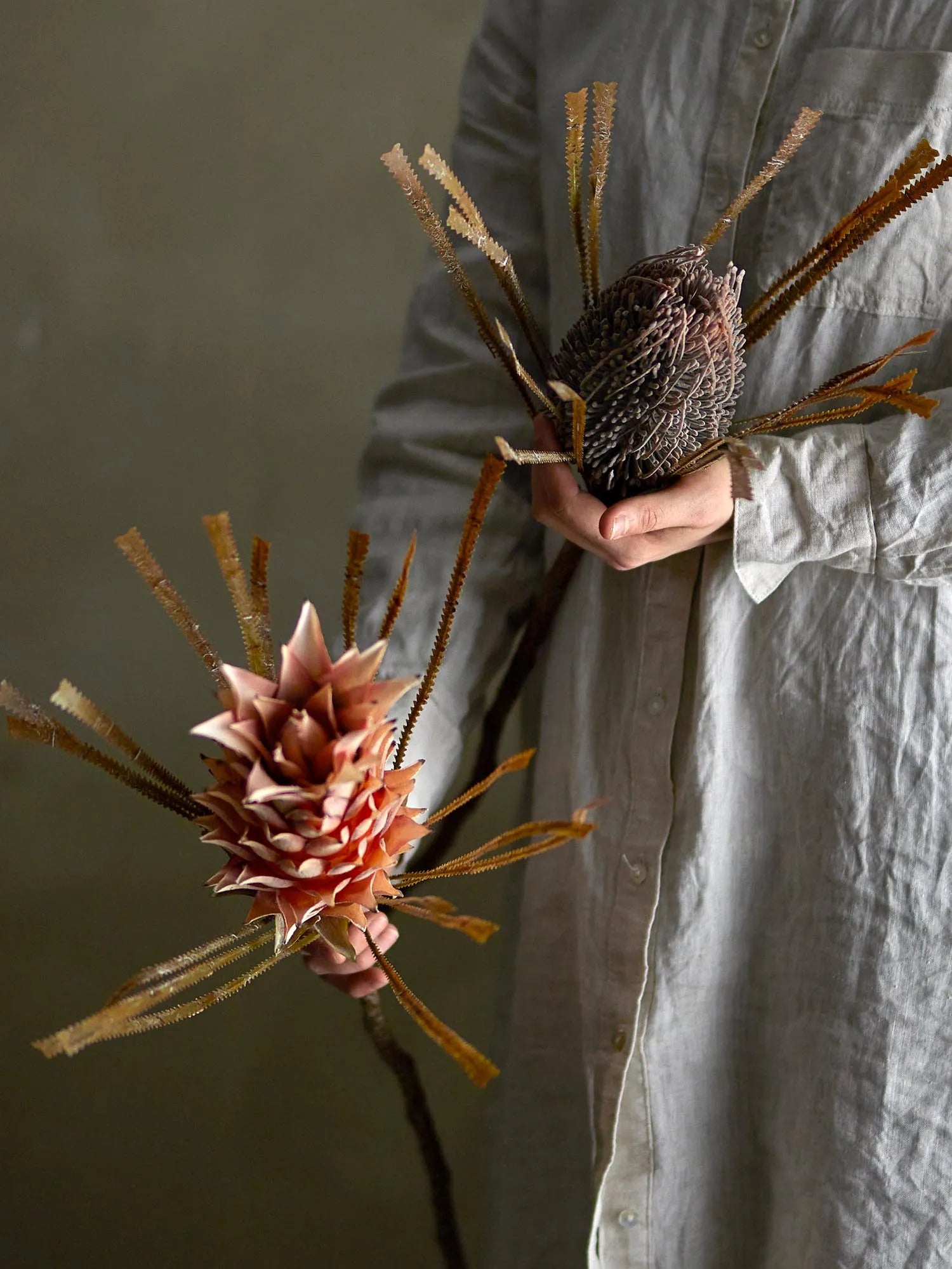 Die Palmflower Stiel in Braun von Bloomingville bringt natürliche Eleganz und pflegeleichte Schönheit in Ihr Zuhause.