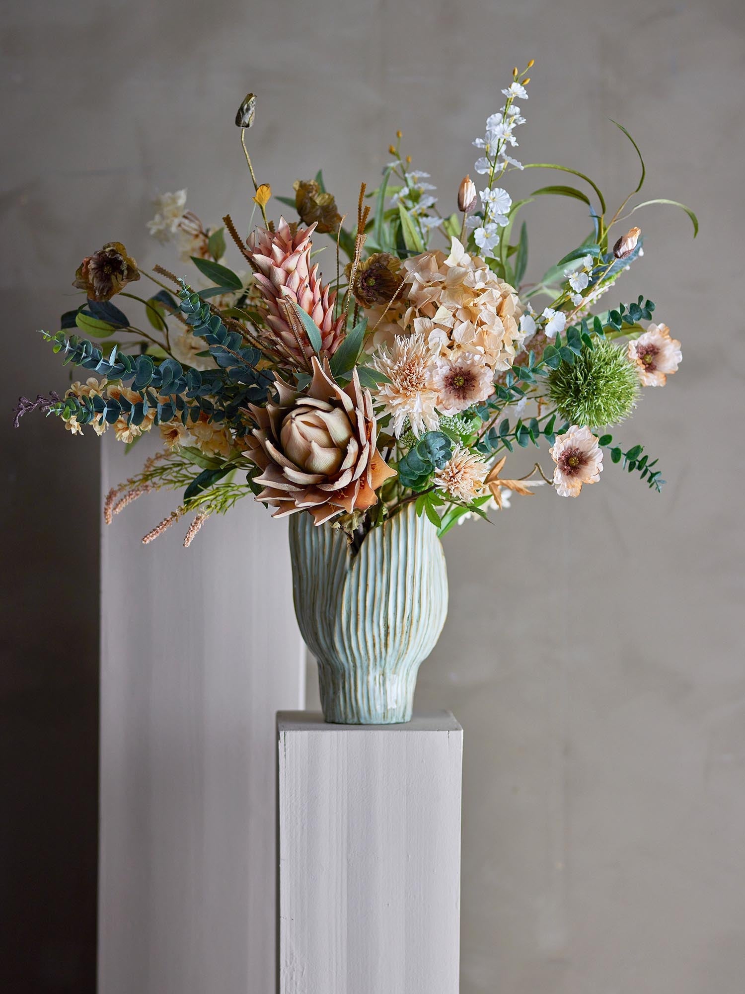 Naturgetreuer Mohnstiel von Bloomingville, perfekt für zeitlose Dekorationen und langlebige florale Arrangements.