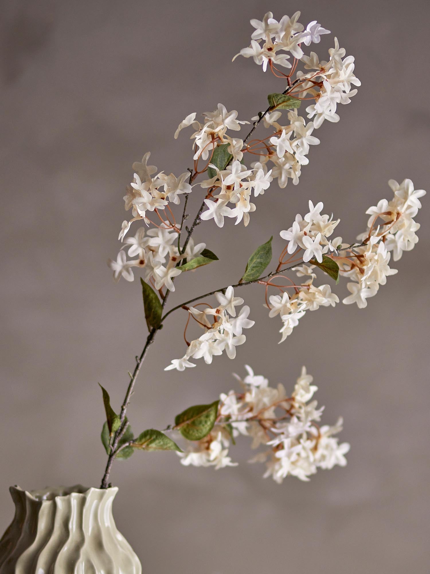 Weißer Myrtle Zweig von Bloomingville, künstlich und elegant, perfekt für zeitlose Dekorationen und florale Arrangements.