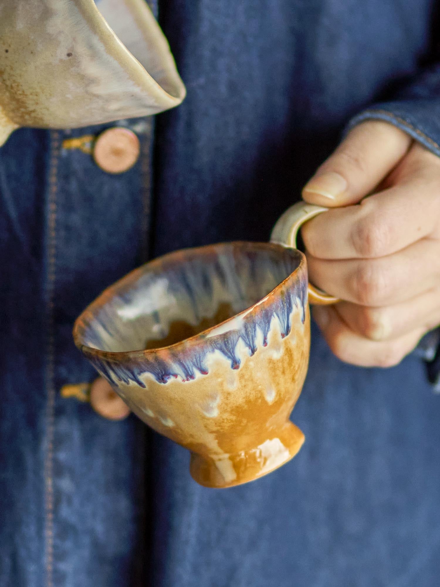 Die Imogen Tasse von Bloomingville aus blauem Steingut besticht durch ihr stilvolles Design und ihre hochwertige Verarbeitung.