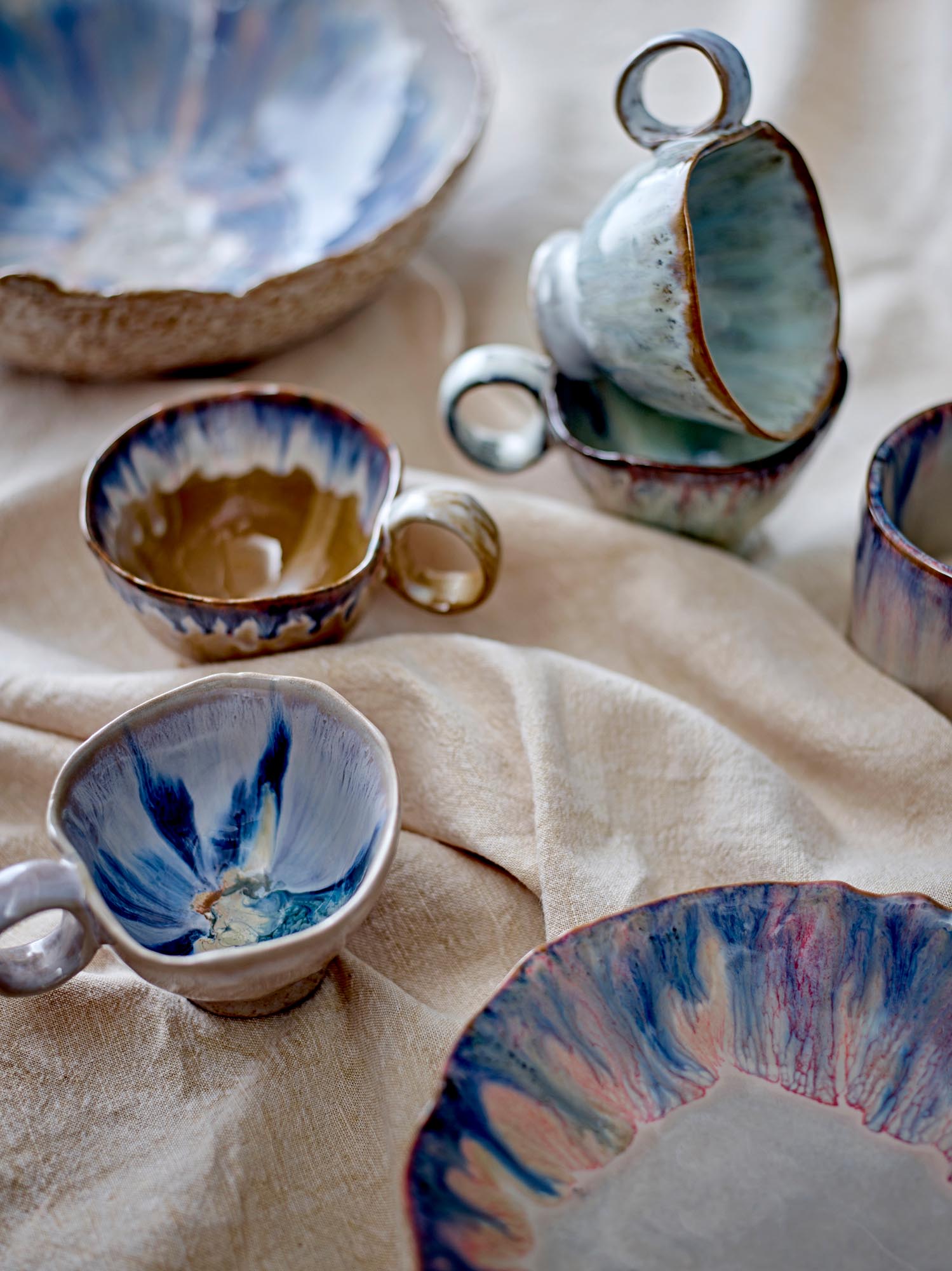 Die Imogen Tasse von Bloomingville, gefertigt aus blauem Steingut, überzeugt mit elegantem Design und erstklassiger Qualität.