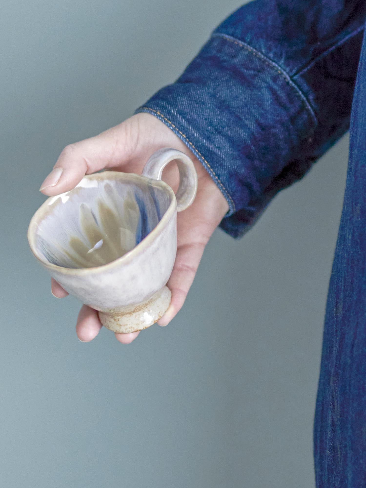 Die Imogen Tasse von Bloomingville: Einzigartiges Steingut mit reaktiver Glasur, ergonomisch und stilvoll für jeden Genussmoment.